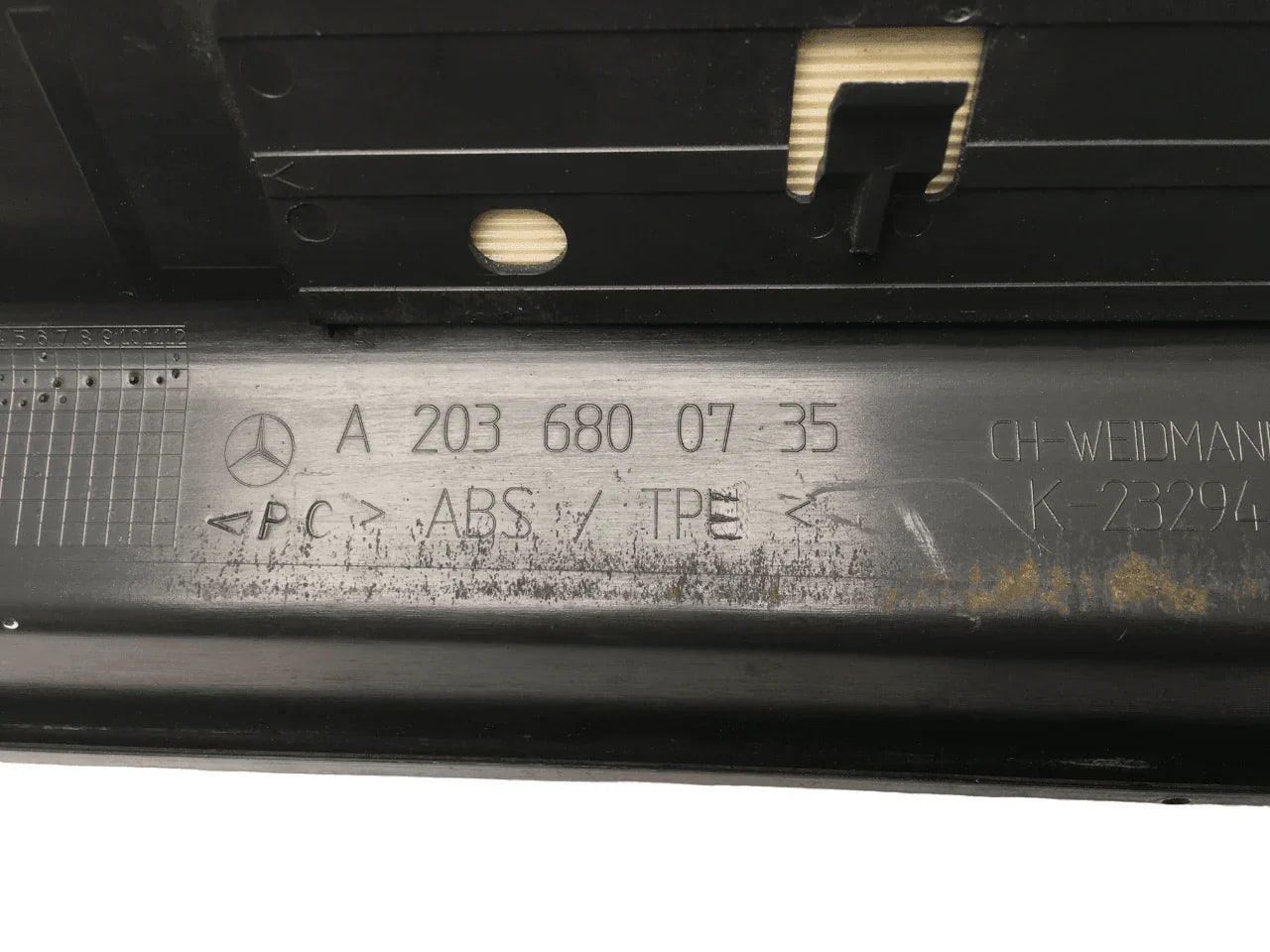 Moldura puerta del izq Mercedes C A2036800735