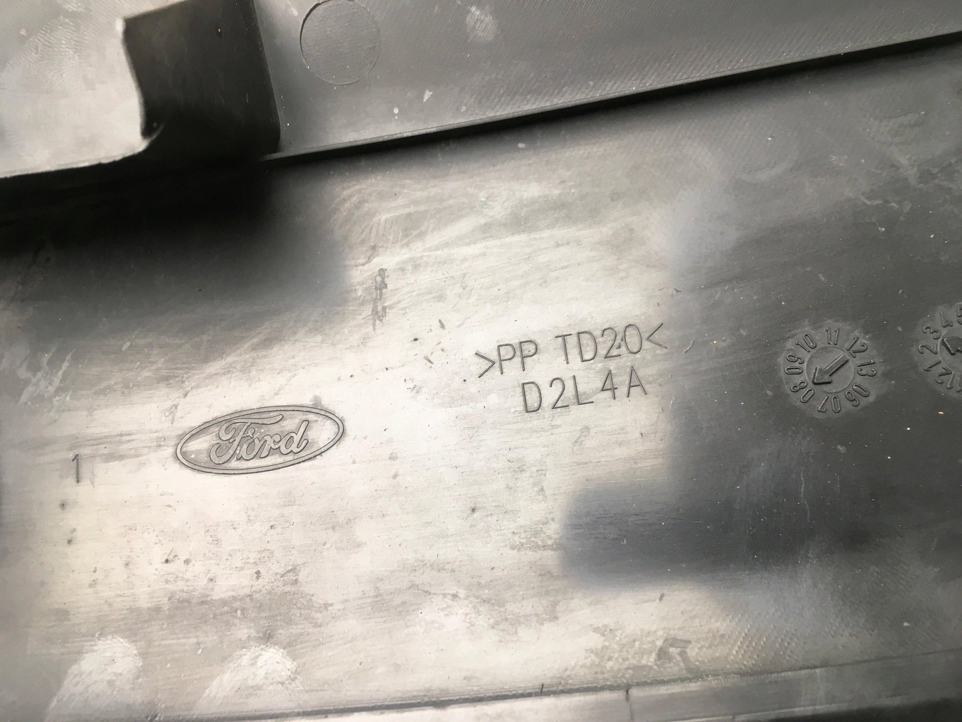 Moldura radiador Ford Focus II - 8M5116613AA