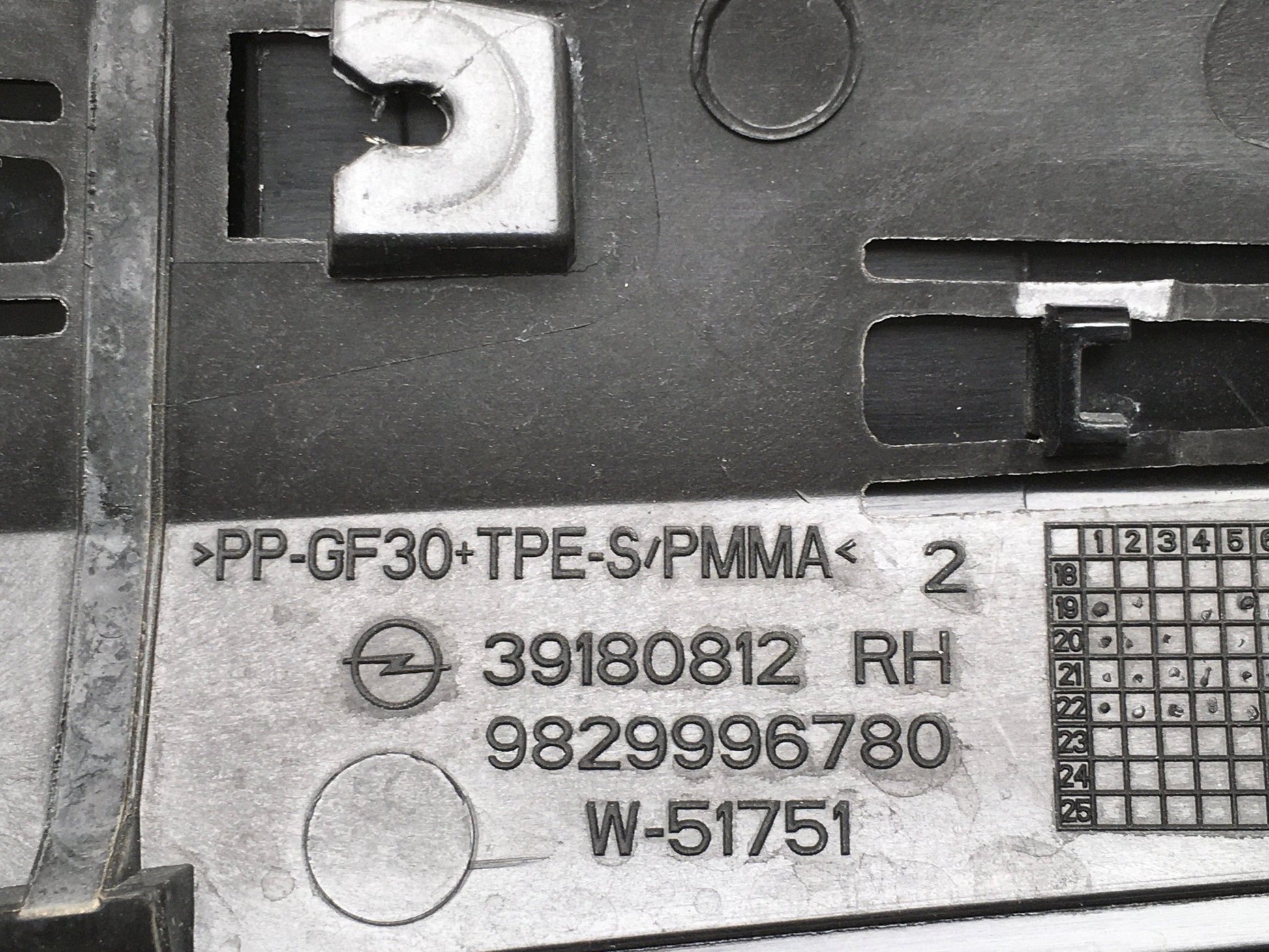 Moldura tra dcha Opel Corsa F - 9829996780