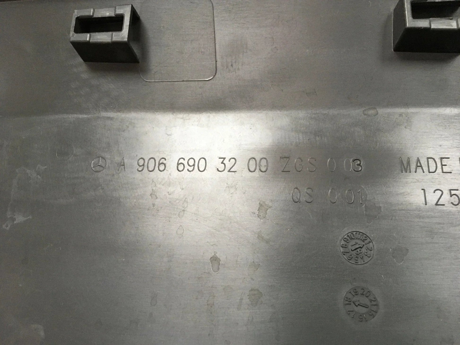 Moldura trasera izq Mercedes W906
