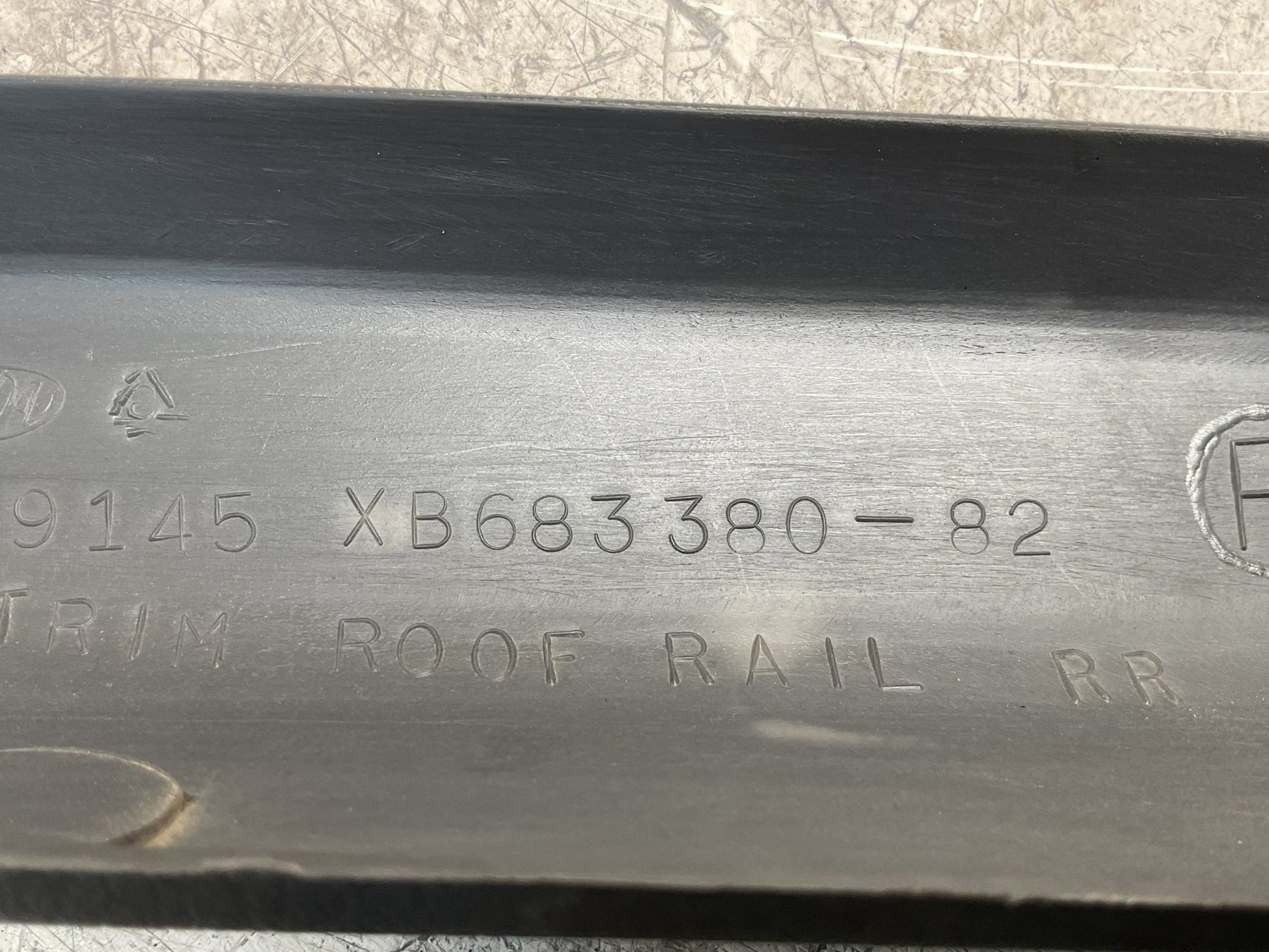 Moldura trasera Mitsubishi Pajero 91 - 00 - XB683380