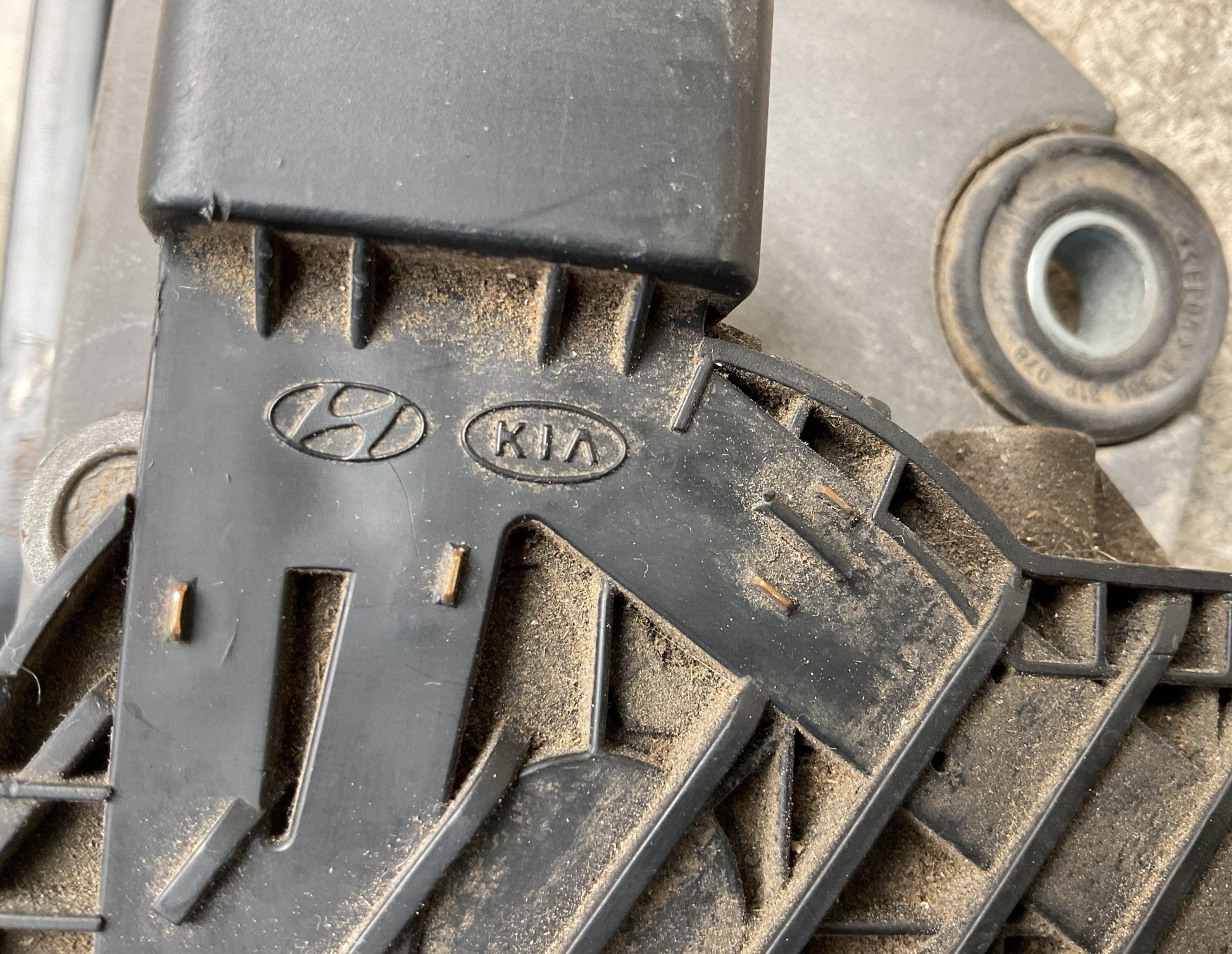 Motor limpiabrisas Kia Carnival III 06-15 - 981104D000