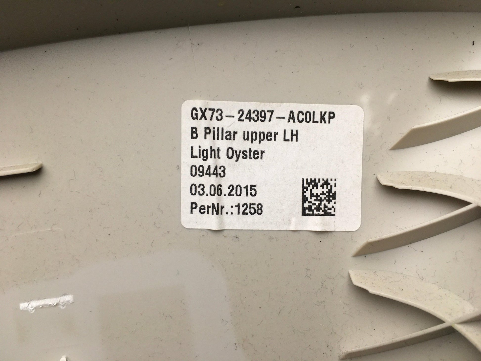 Panel pilar izquierdo Jaguar XE - GX7324397