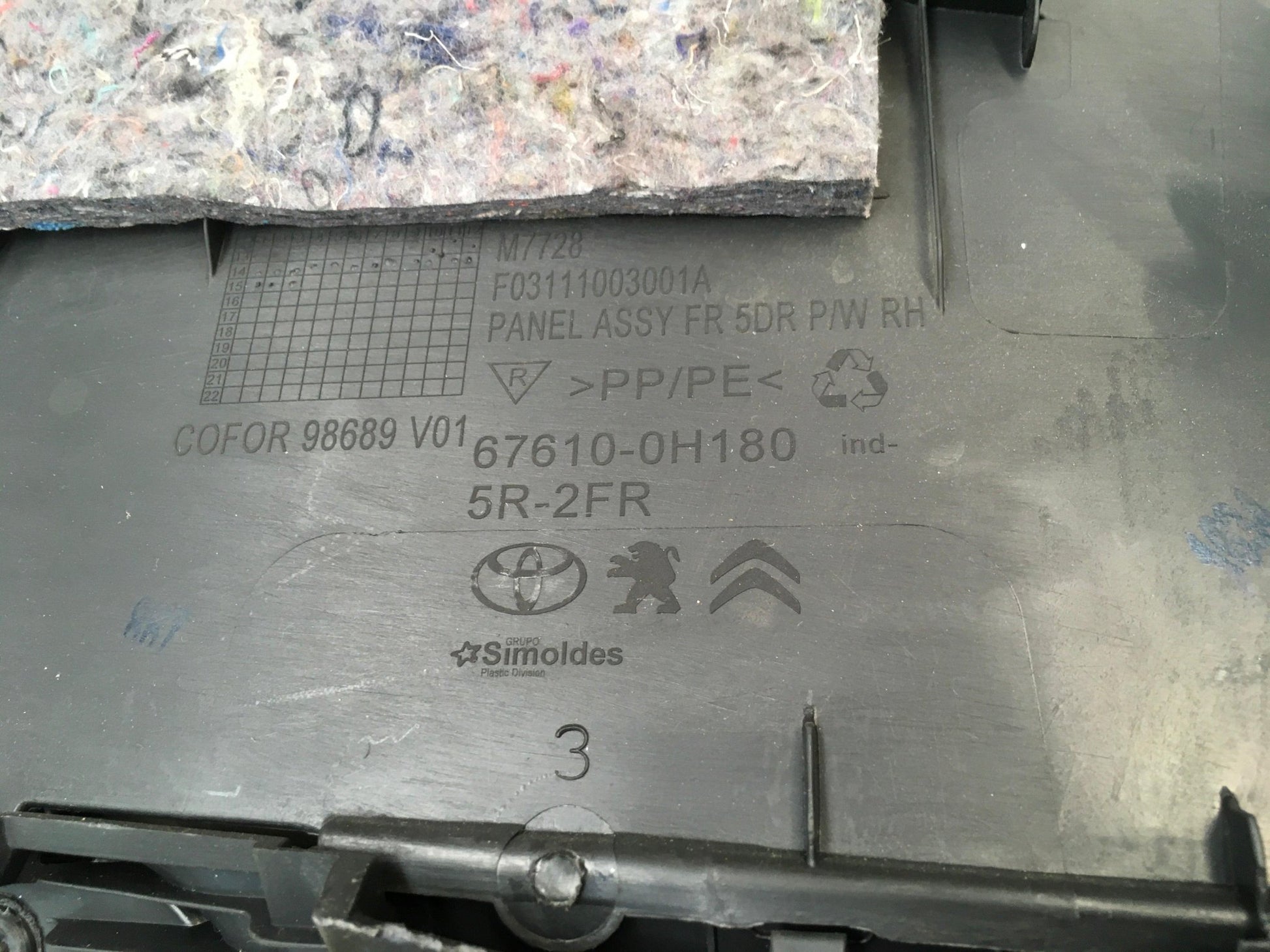 Panel puerta del dcha Toyota Aygo II Peugeot 108 - 676100H180