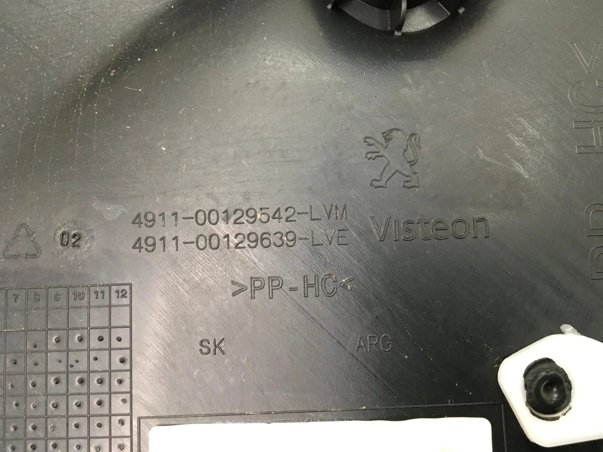 Panel Puerta trasera izquierda Peugeot 208 I