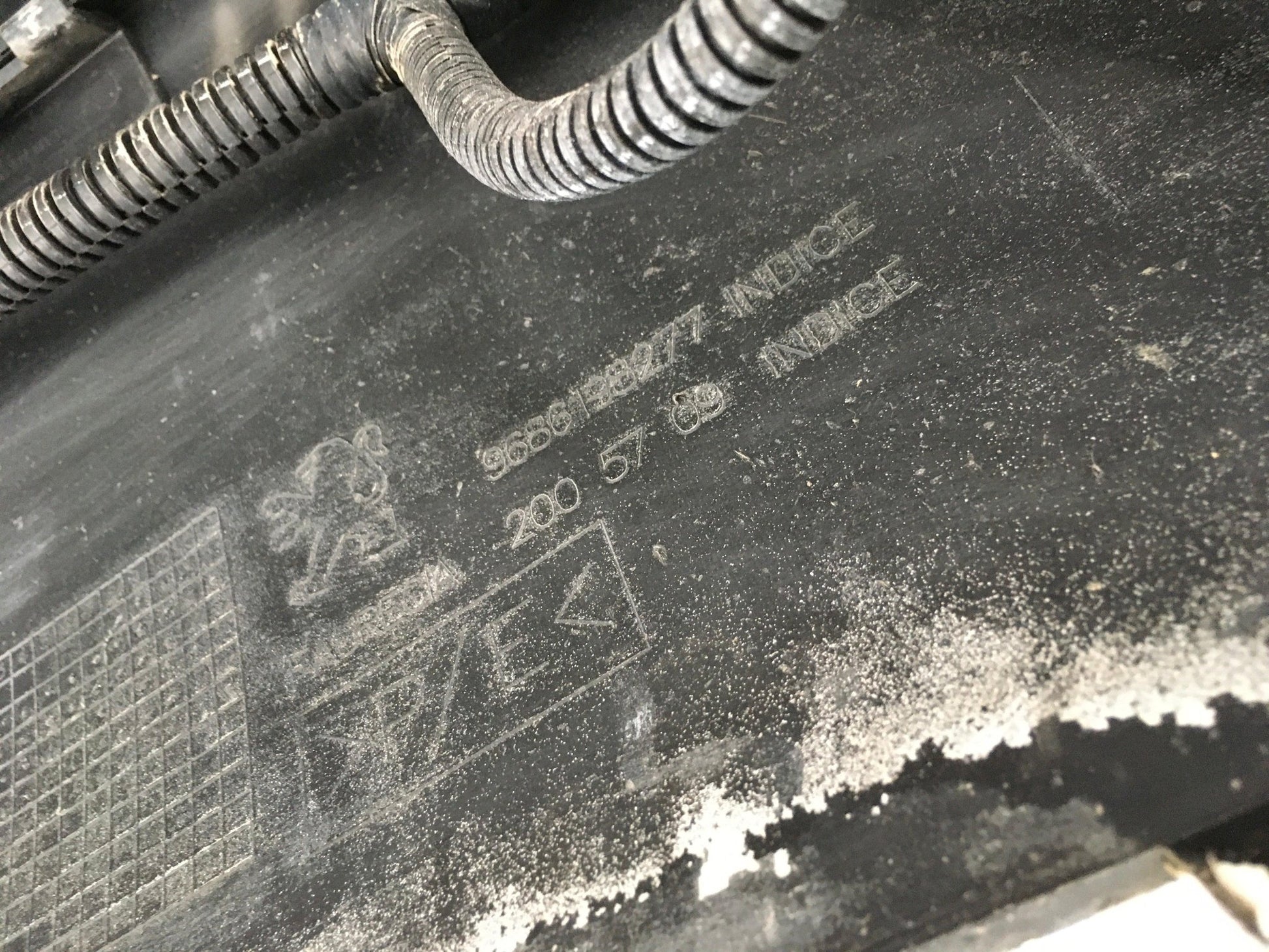 Paragolpes trasero Peugeot 5008 I - 9686198277