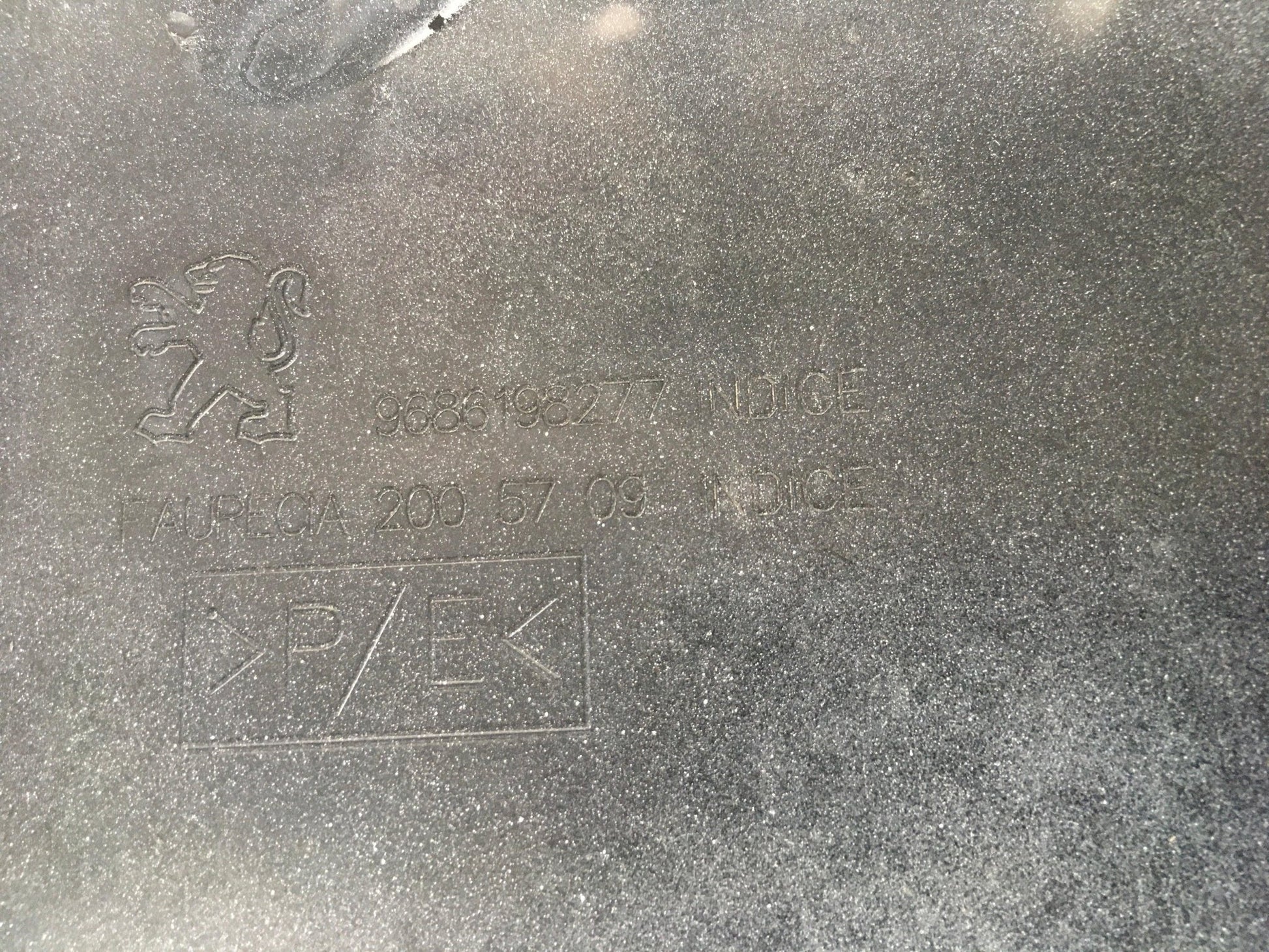 Paragolpes trasero Peugeot 5008 I - 9686198277