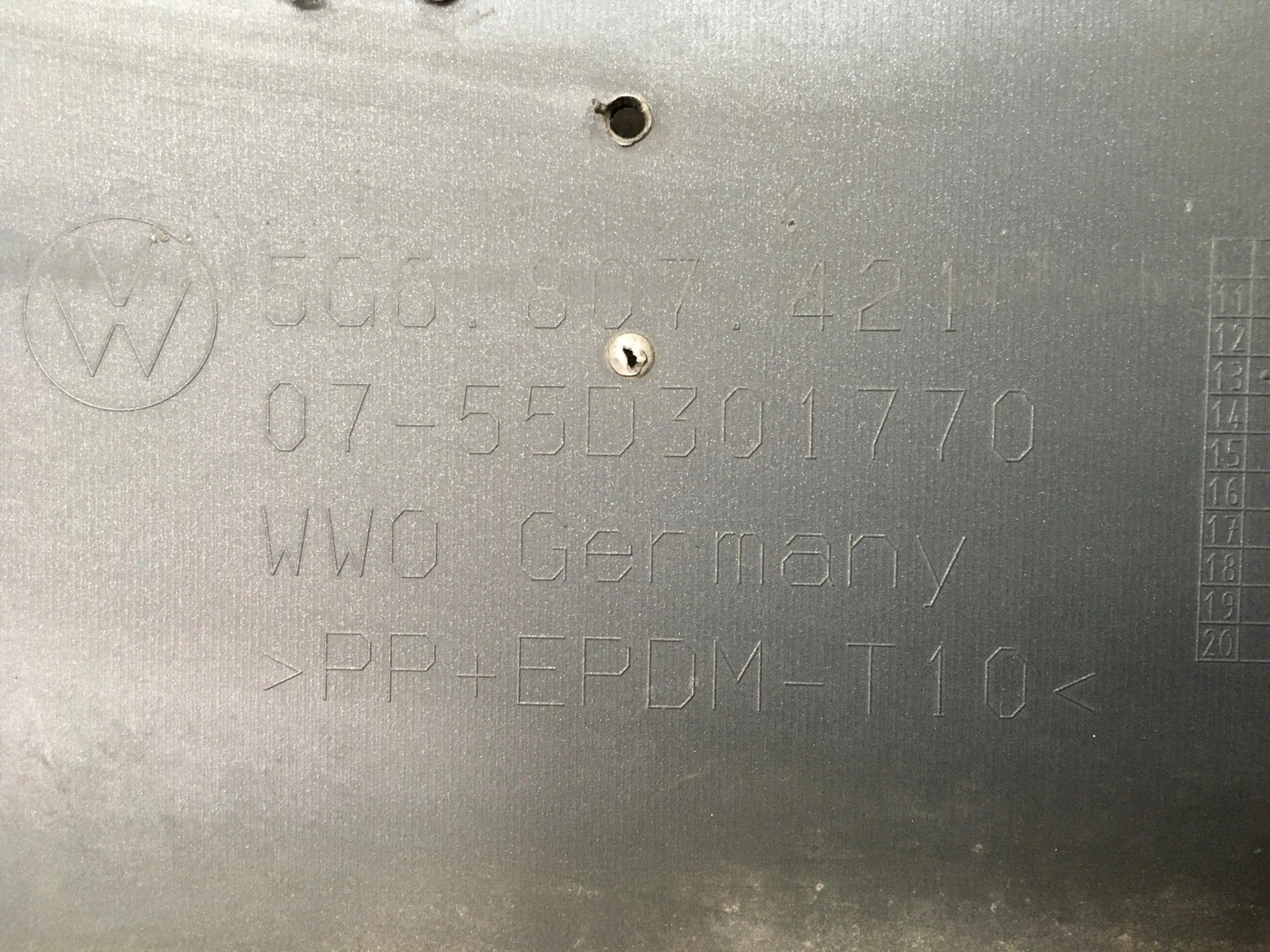 Paragolpes trasero VW Golf VII - 5G6807421 _