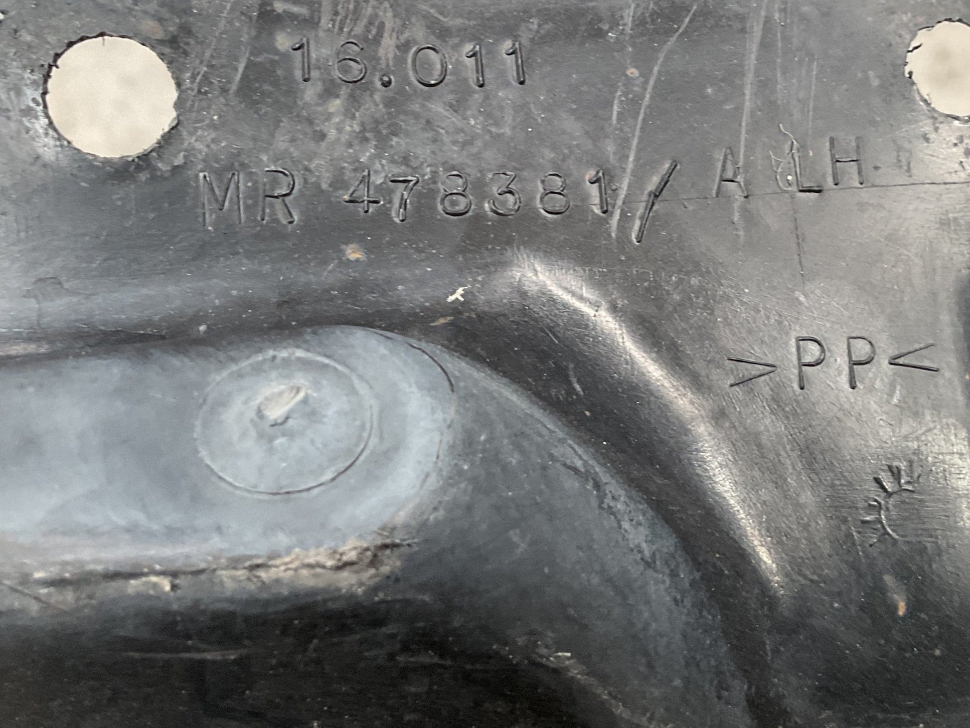 Paso Rueda del izq Mitsubishi Pajero Pinin - MR478381