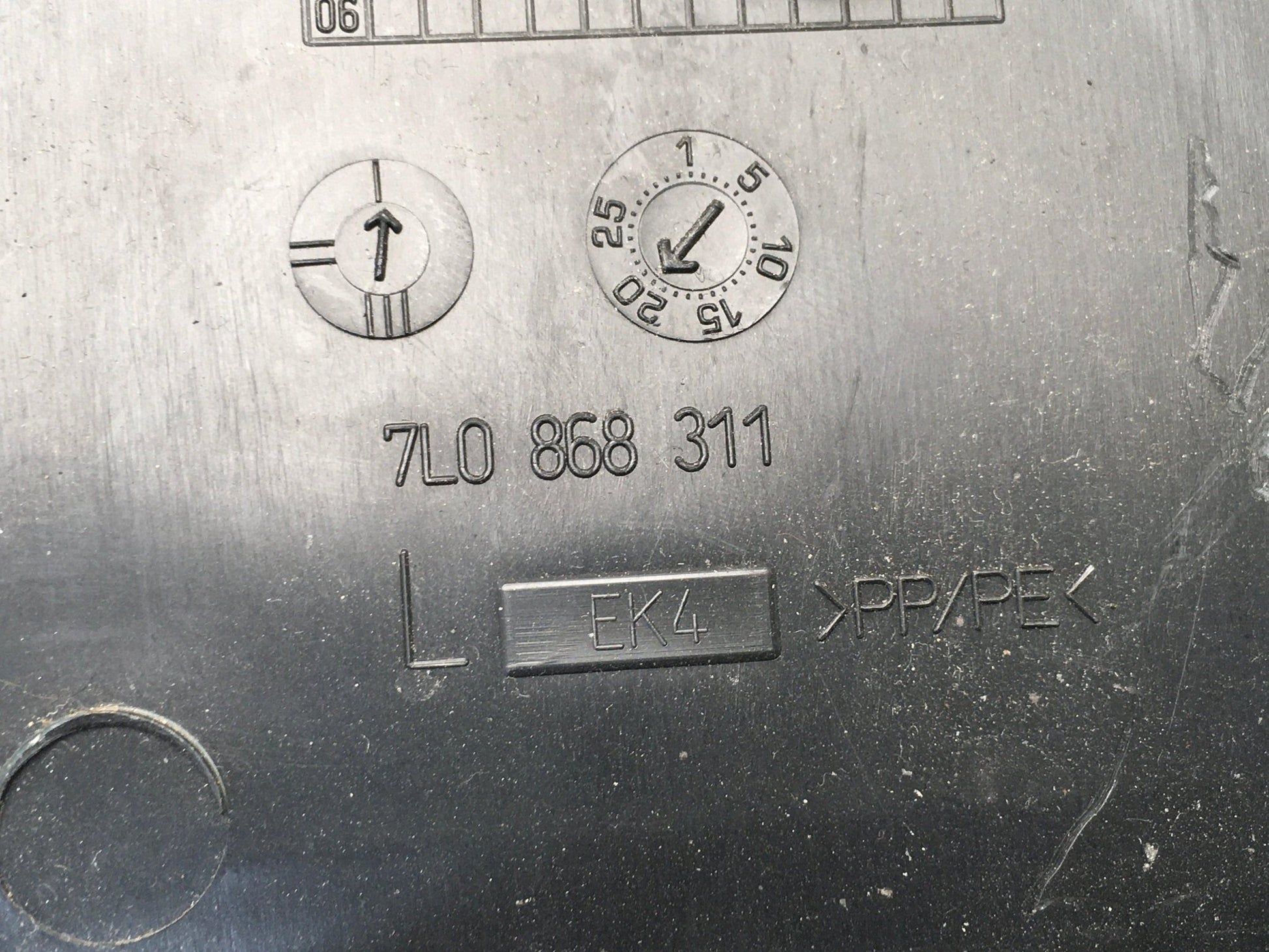 Pilar Izquierdo Porsche Cayenne 9PA - 7L0868311