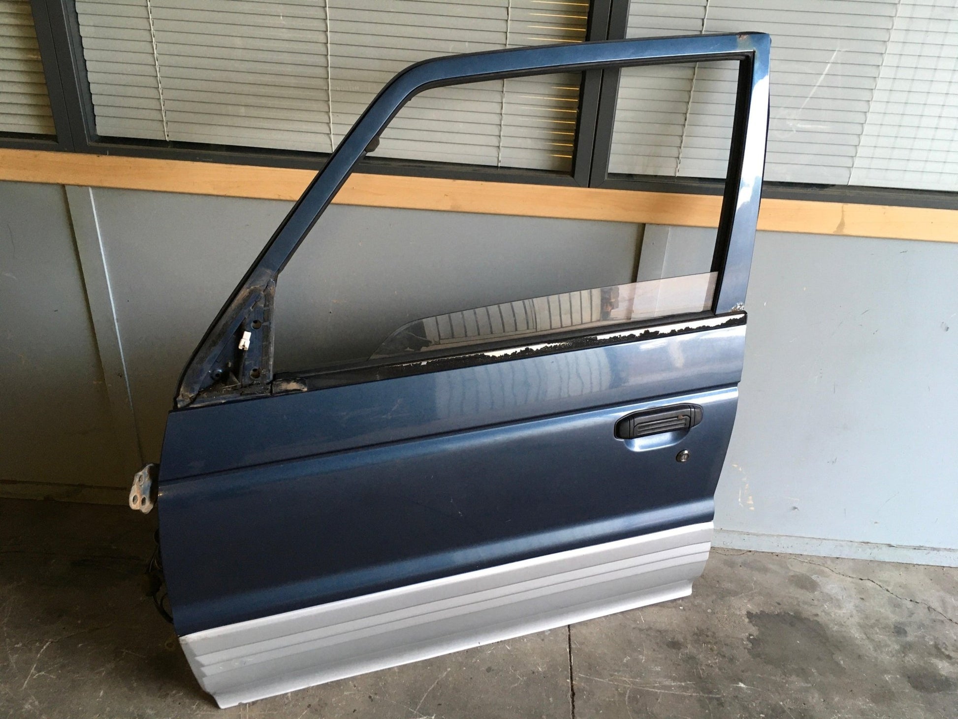 Puerta del izq Mitsubishi Pajero II - MR439493