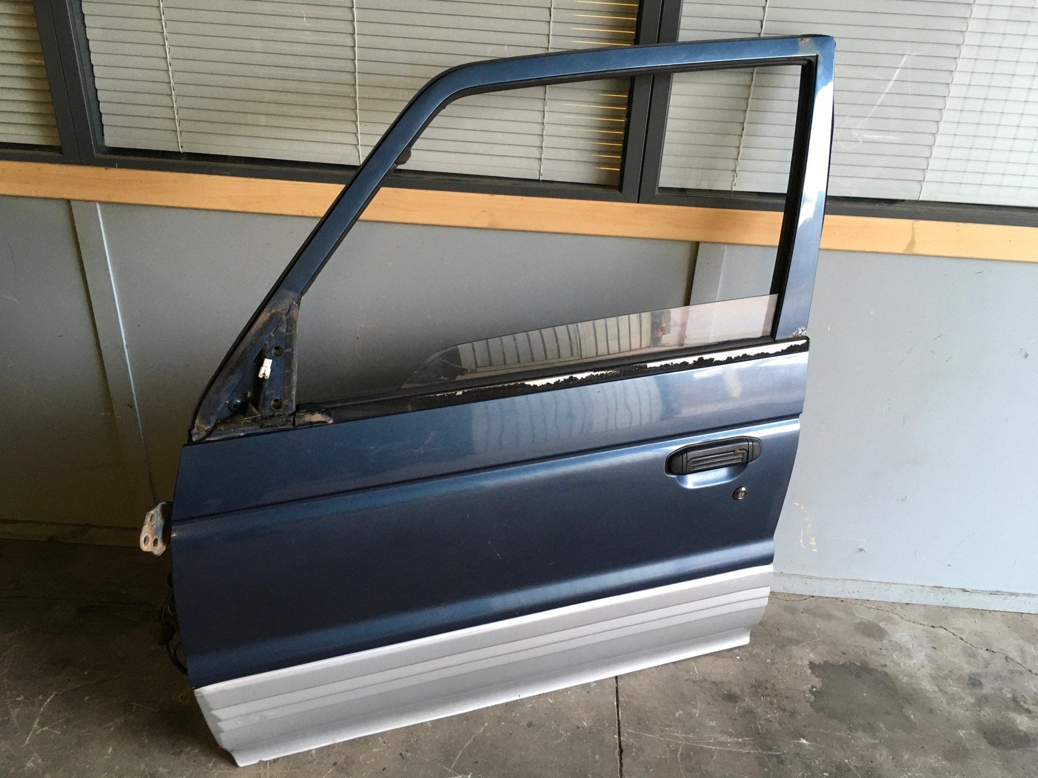 Puerta del izq Mitsubishi Pajero II - MR439493