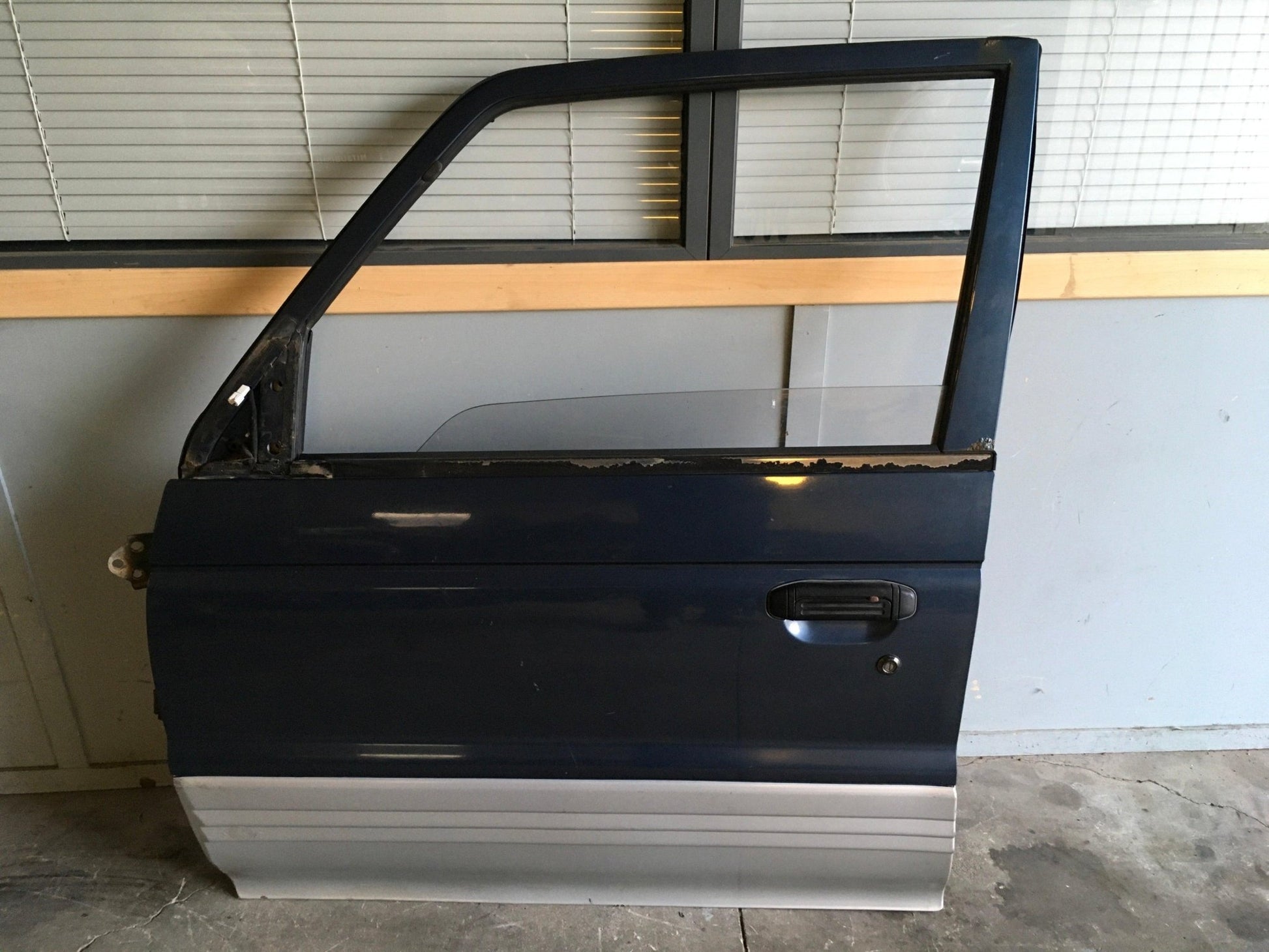 Puerta del izq Mitsubishi Pajero II - MR439493