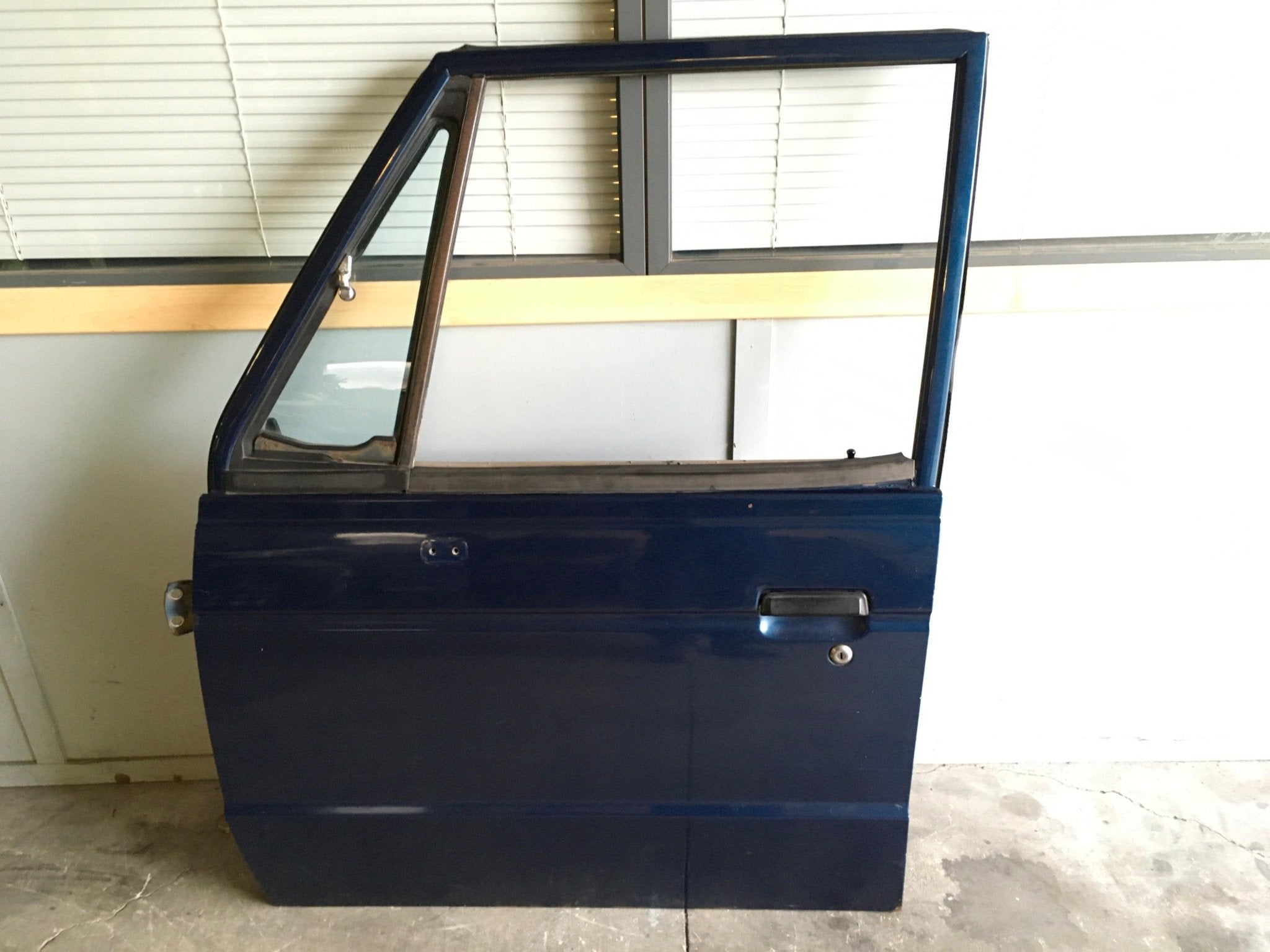 Puerta del izq Mitsubishi Pajero I - MB275442