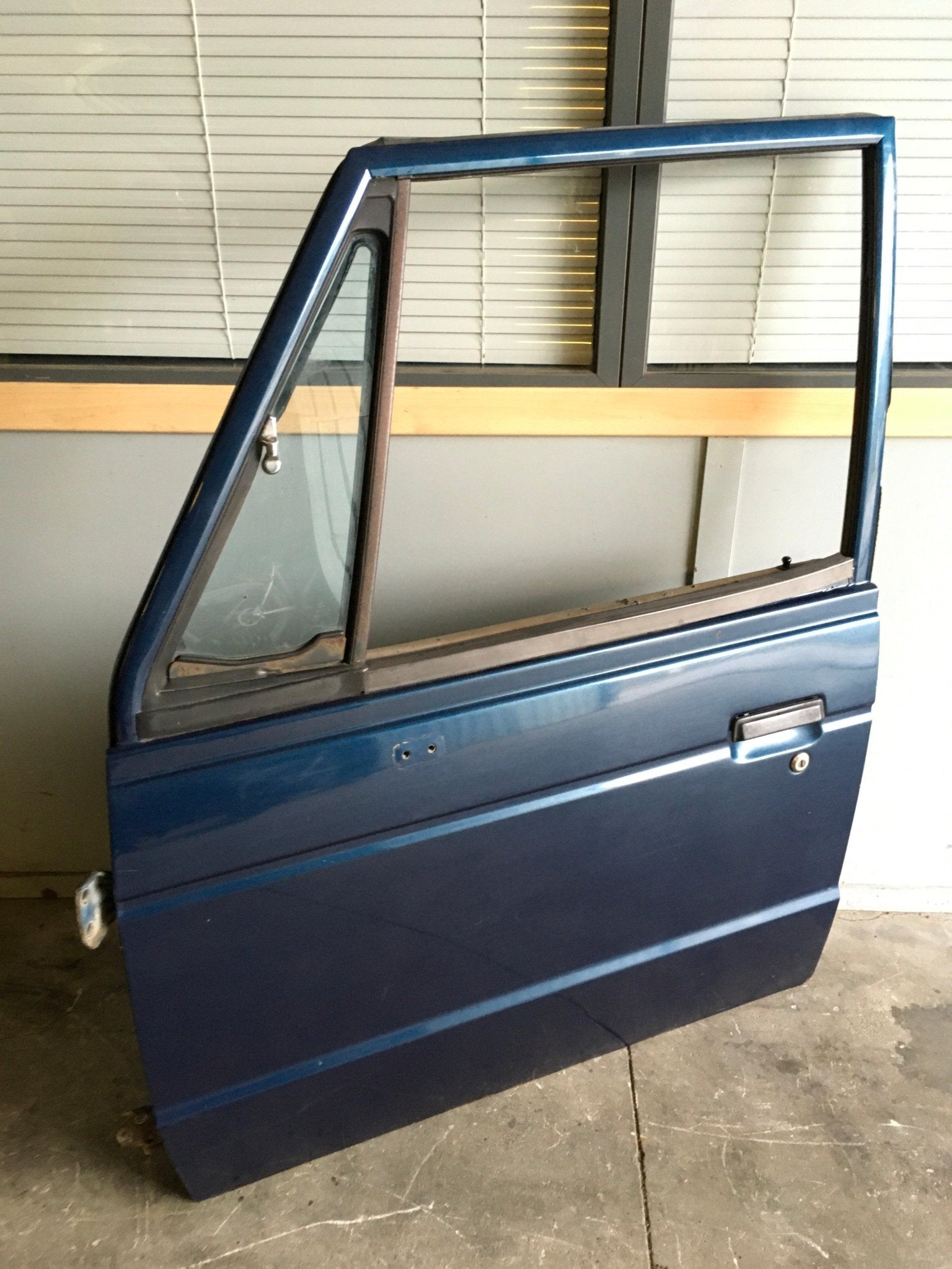 Puerta del izq Mitsubishi Pajero I - MB275442