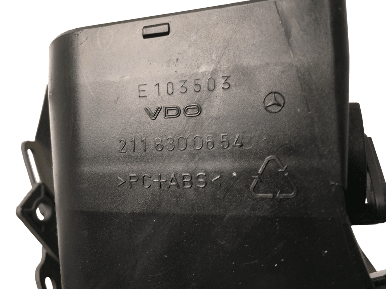 Rejilla aireadora del dcha Mercedes W211 - 2118300654