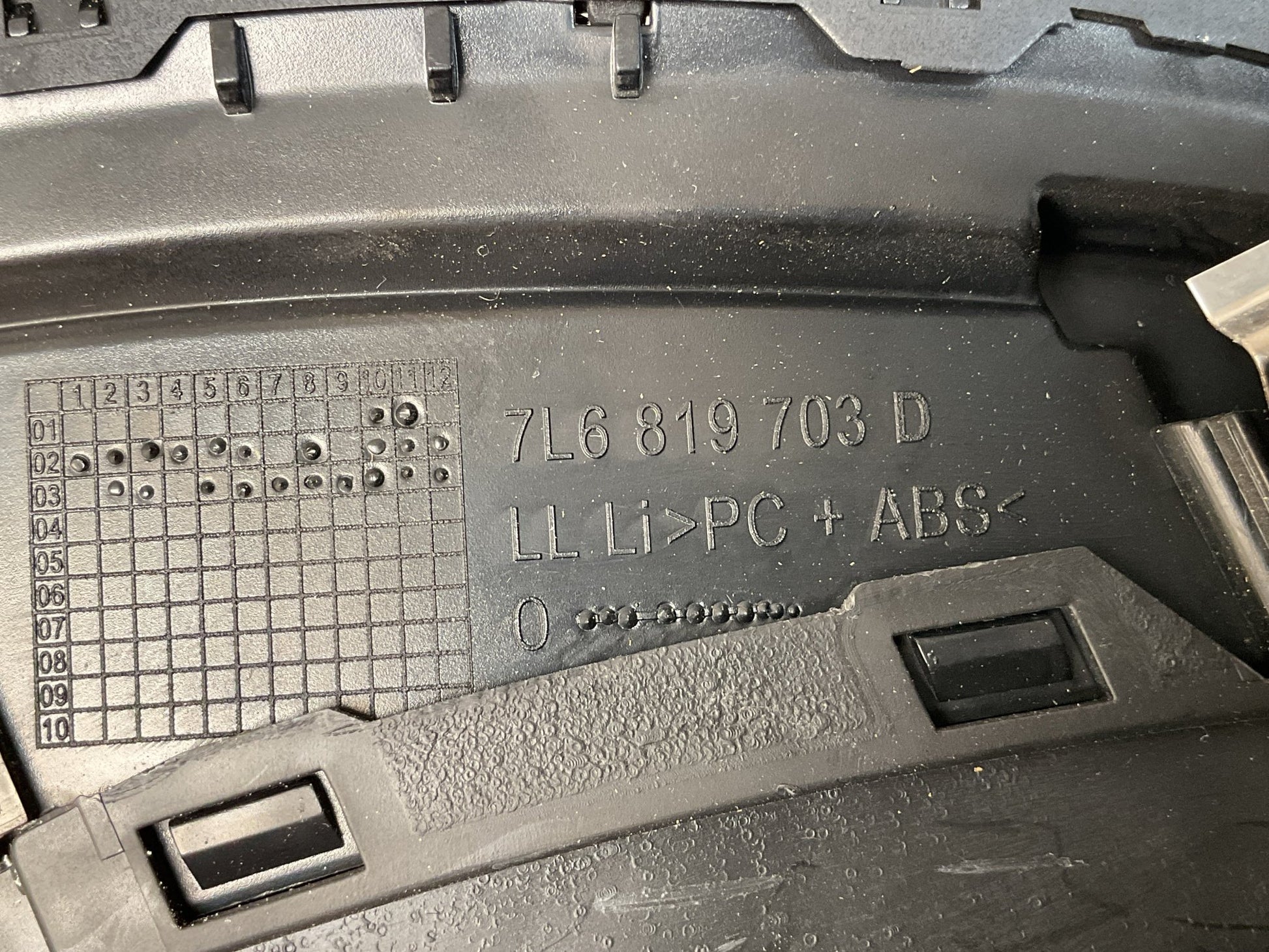 Rejilla Aireadora izq VW Touareg 2003-2010 - 7L6819703D