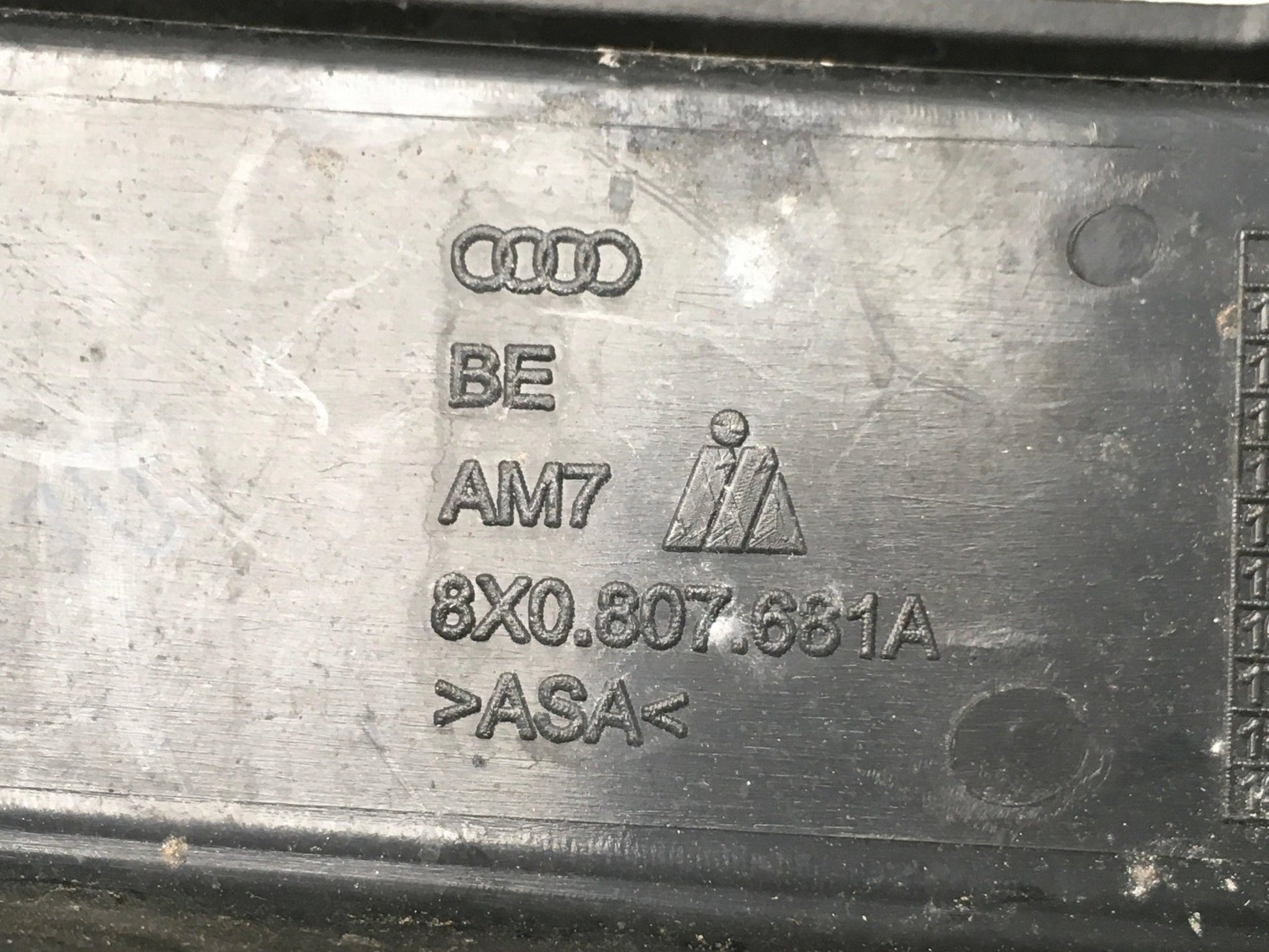 Rejilla antiniebla izquierda Audi A1 8X - 8X0807681A