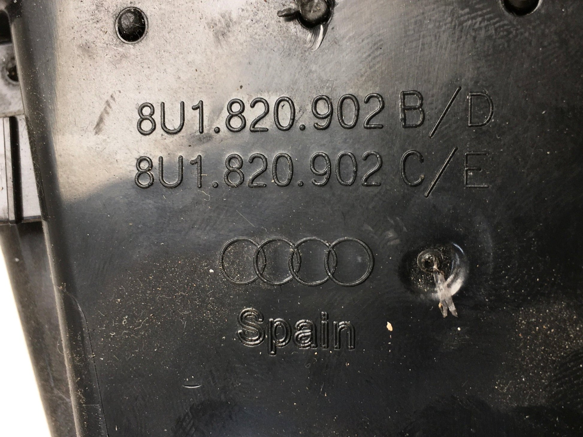 Rejilla del dcha Audi Q3 8U1820902B - 8U1820902B