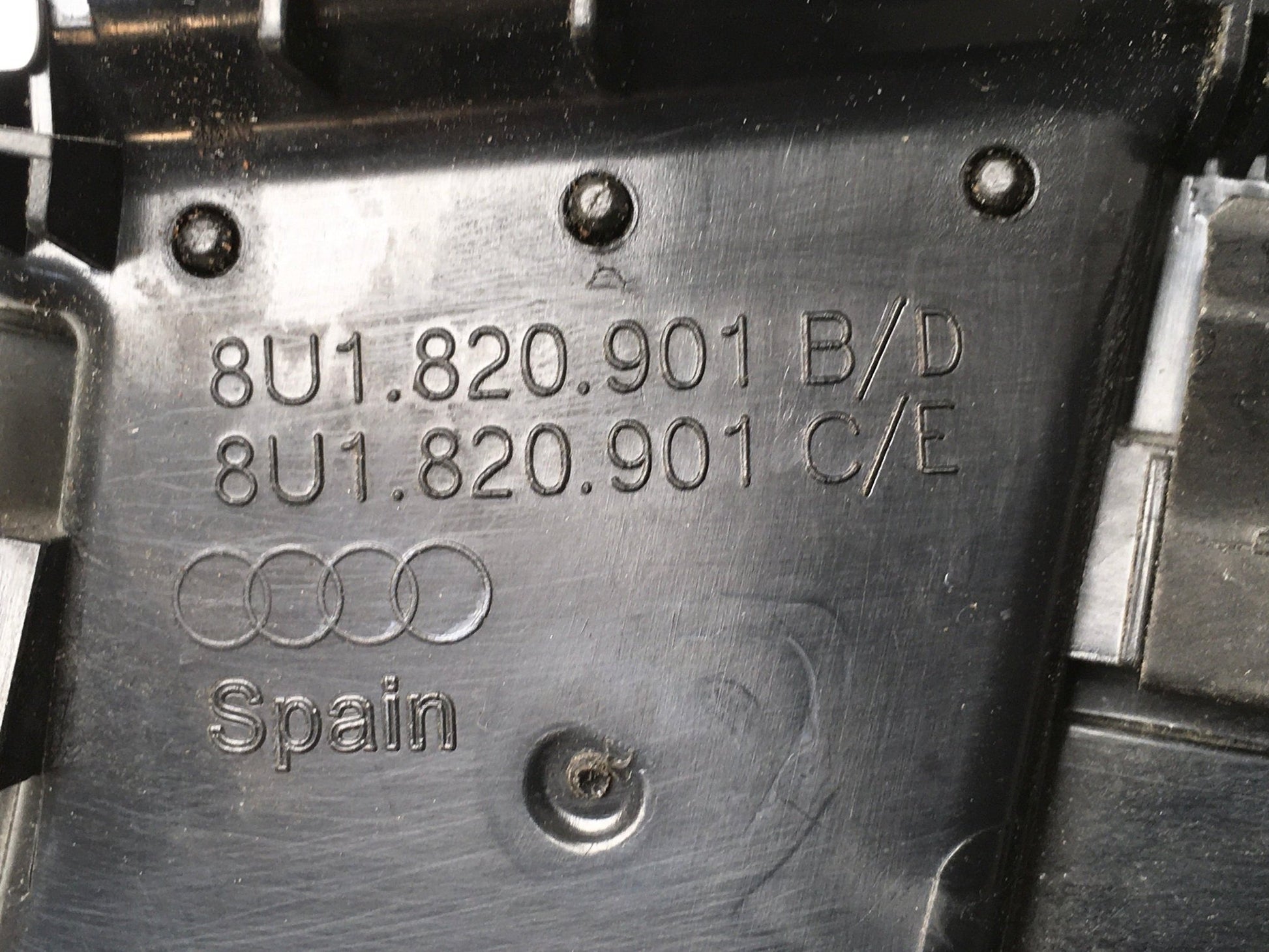 Rejilla del izq Audi Q3 8U1820901B - 8U1820901B