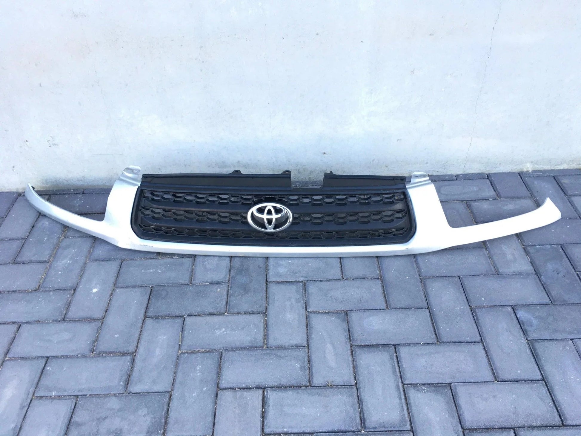 Rejilla delantera Toyota Rav4 XA20