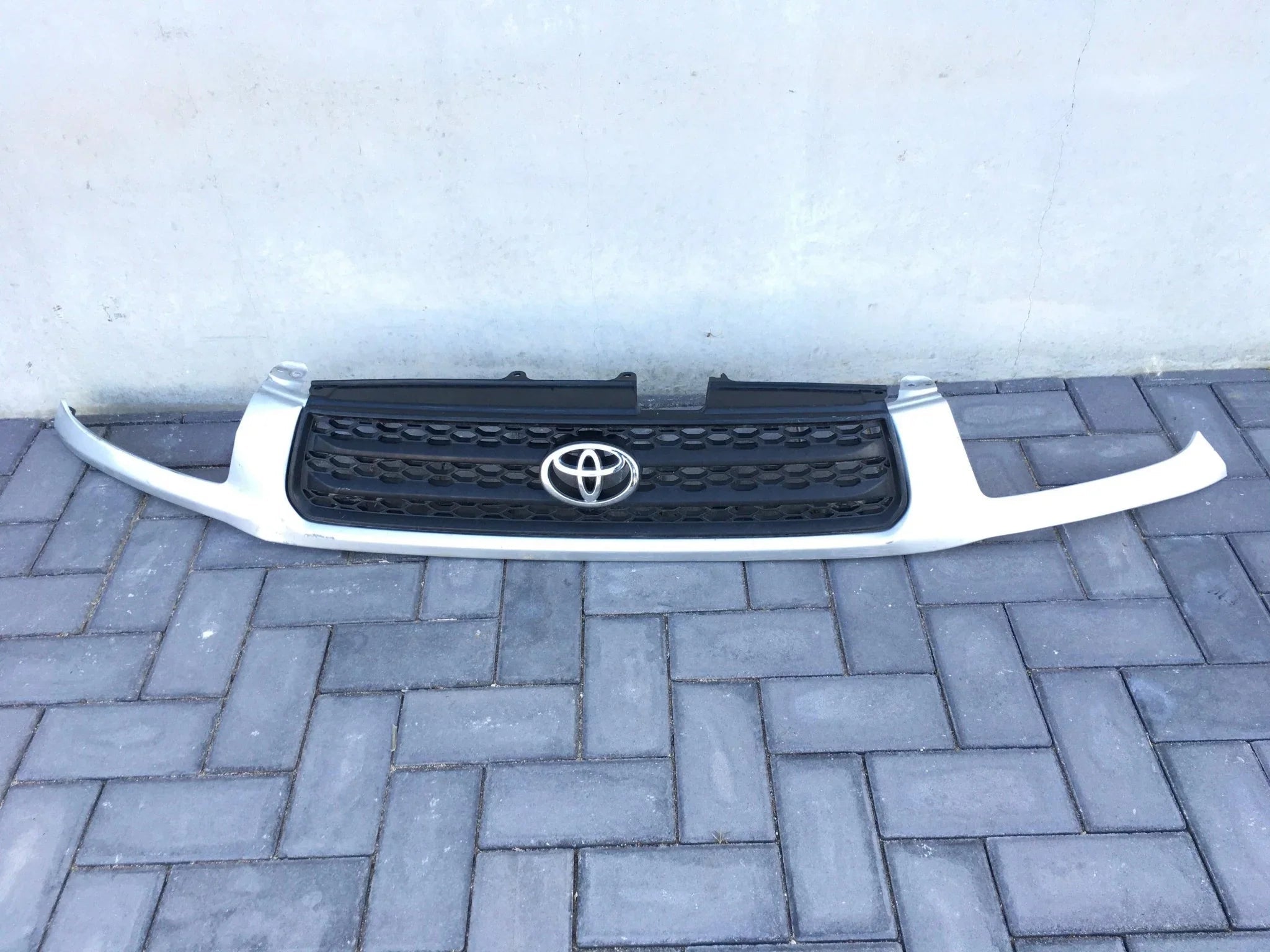 Rejilla delantera Toyota Rav4 XA20