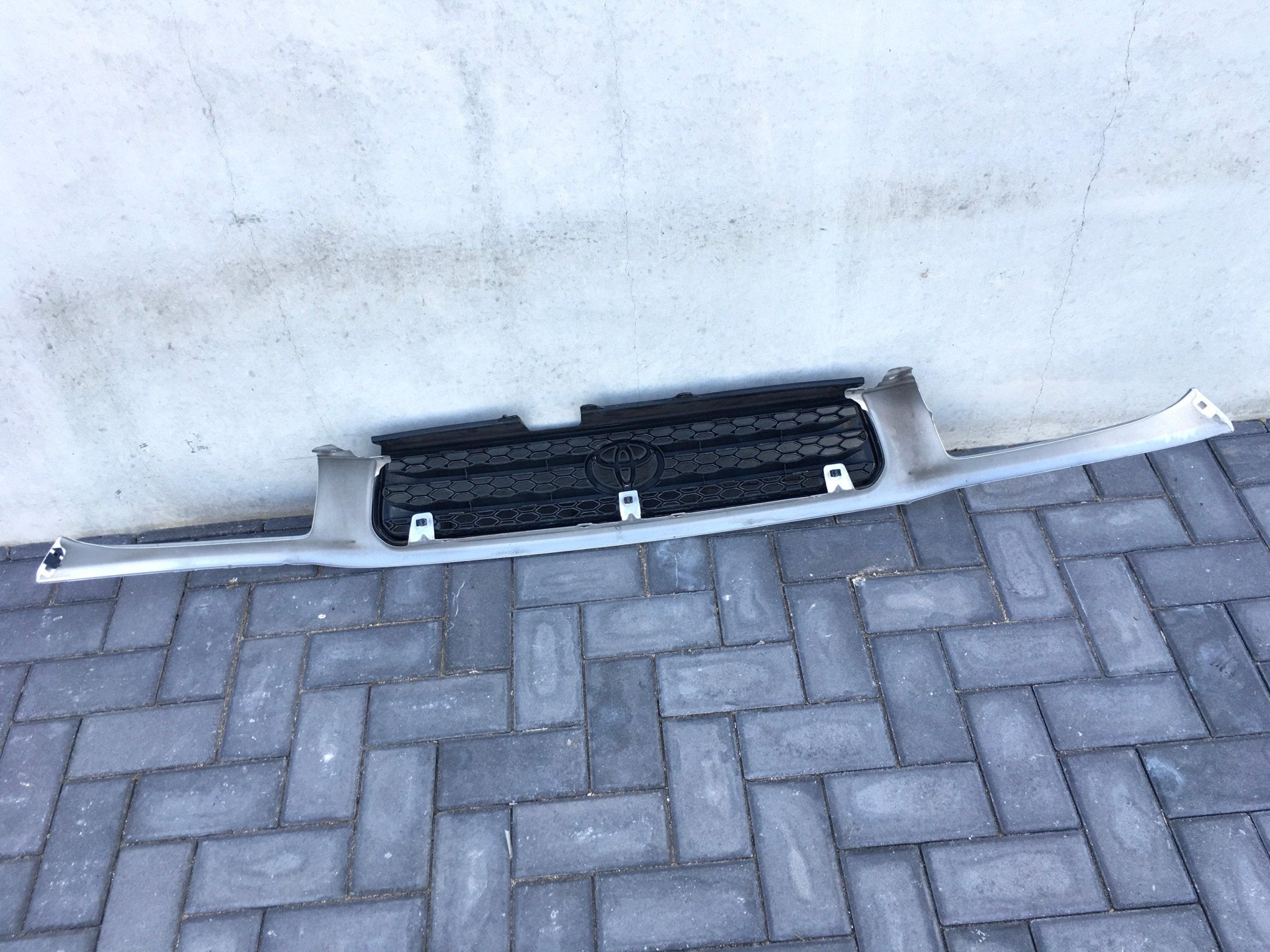 Rejilla delantera Toyota Rav4 XA20 - 5311142070