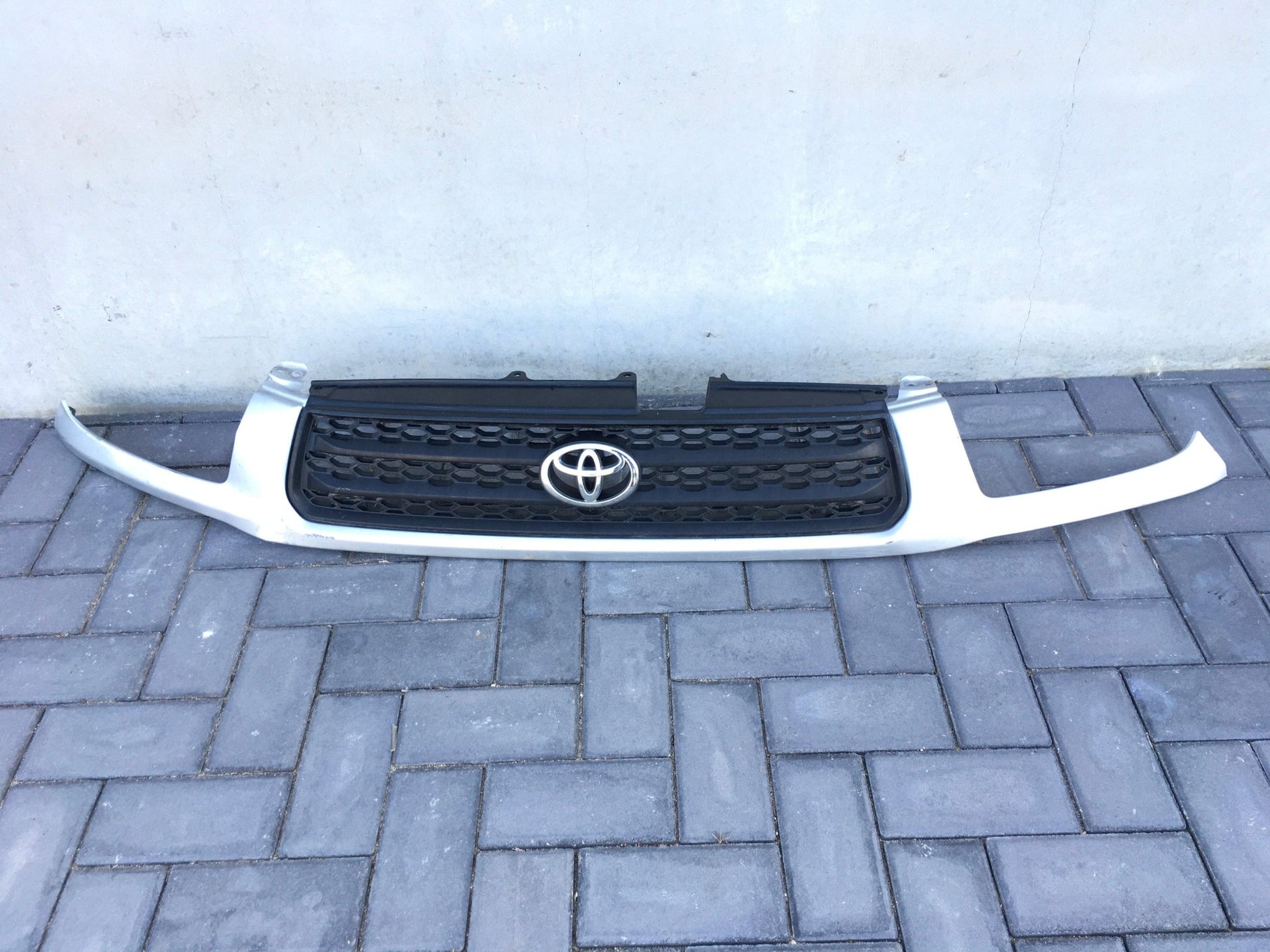 Rejilla delantera Toyota Rav4 XA20 - 5311142070