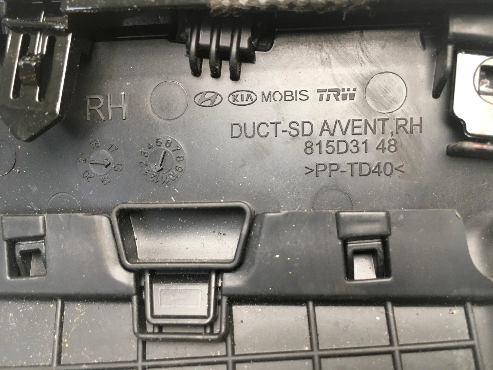 Rejilla derecha Kia Rio Stonic YB - 815D3148