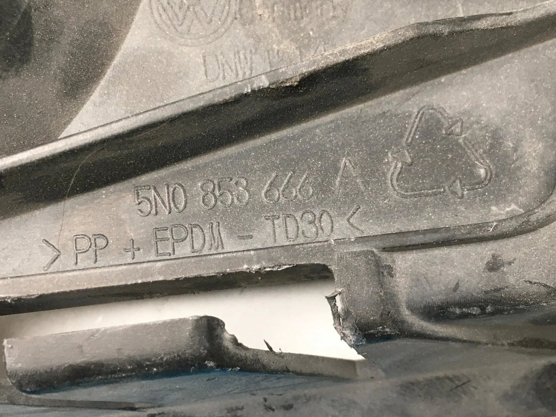 Rejilla luz antinebla dcha VW Tiguan 5N0853666