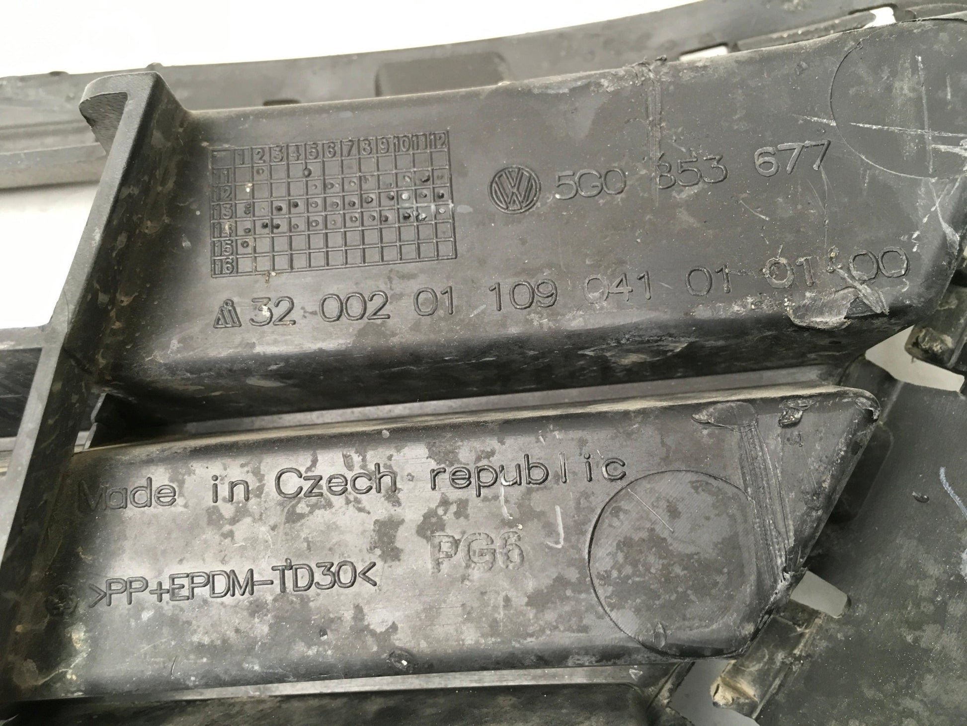 Rejilla paragolpes delantero VW Golf VII - 5G0853677