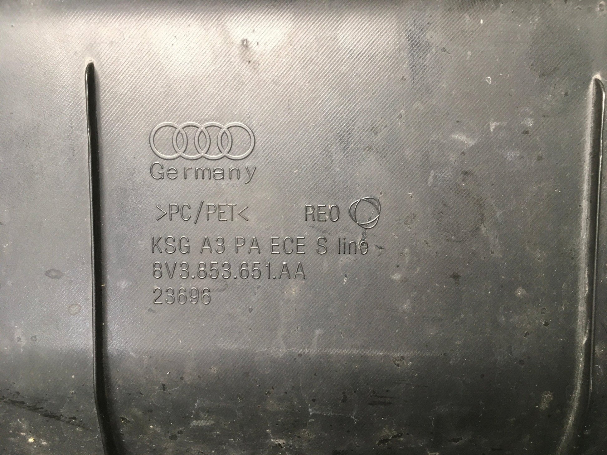 Rejilla Radaidor Audi A3 8VF - 8V3853651AA _