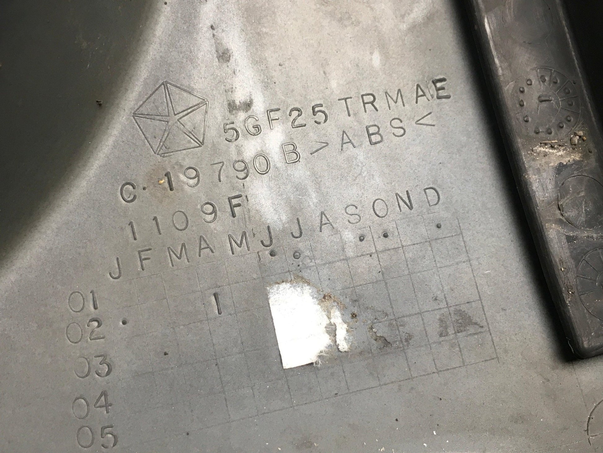 Rejilla radiador Jeep Cherokee KJ - 5GF25TRMAE