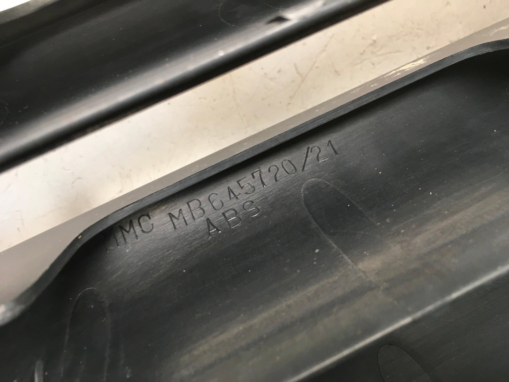 Rejilla radiador Mitsubishi Pajero II - MB645721