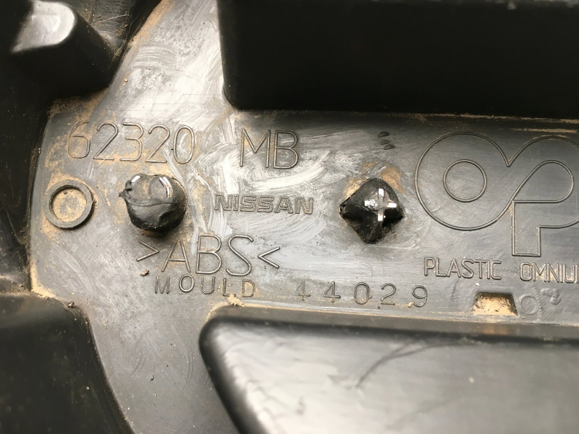 Rejilla Radiador Nissan Cabstar F24 - 62320MB