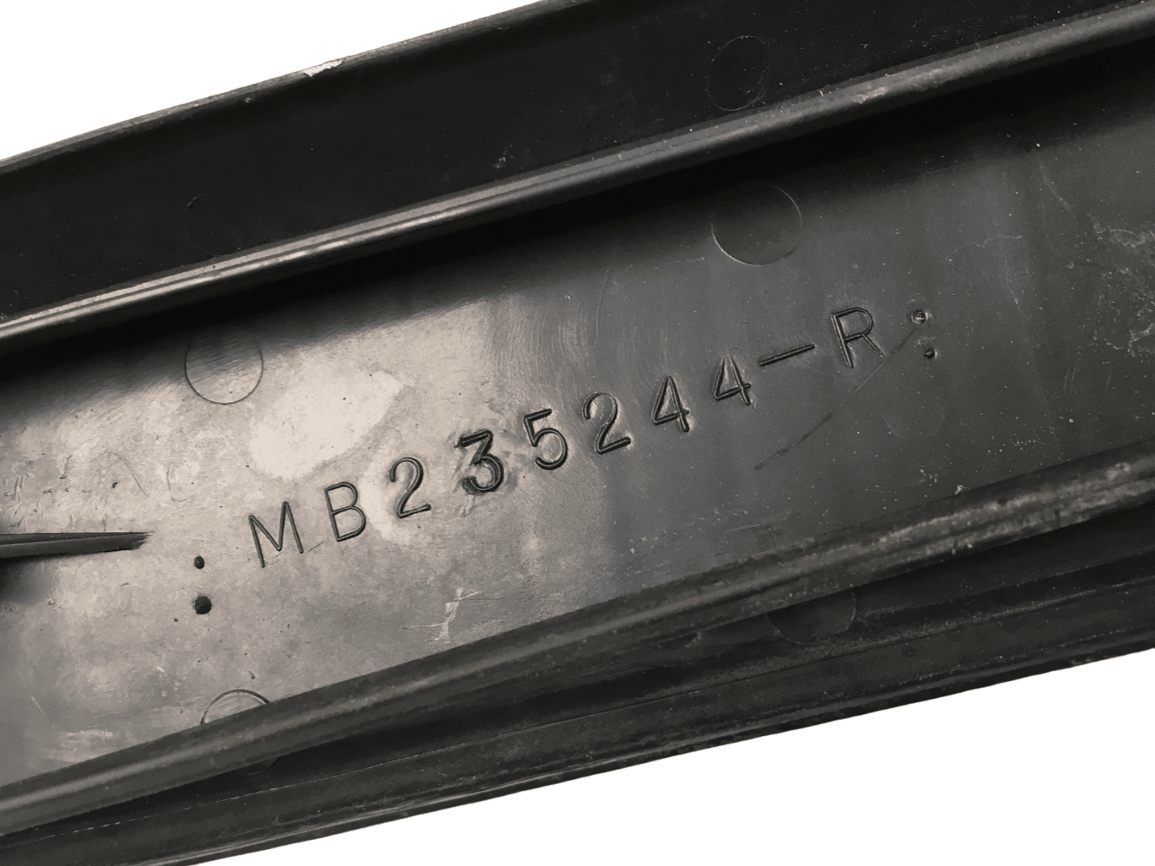 Rejilla tra dcho Mitsubishi Pajero I - MB235244