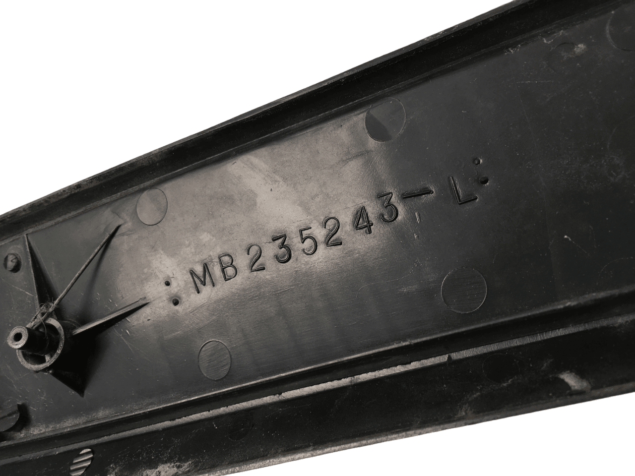 Rejilla tra izq Mitsubishi Pajero I - MB235243