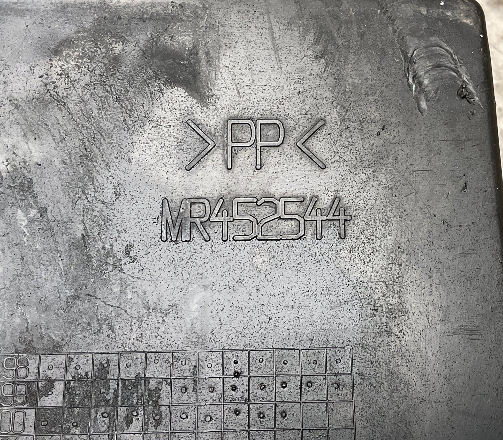 Soporte Bateria Mitsubishi Pajero Pinin - MR452544