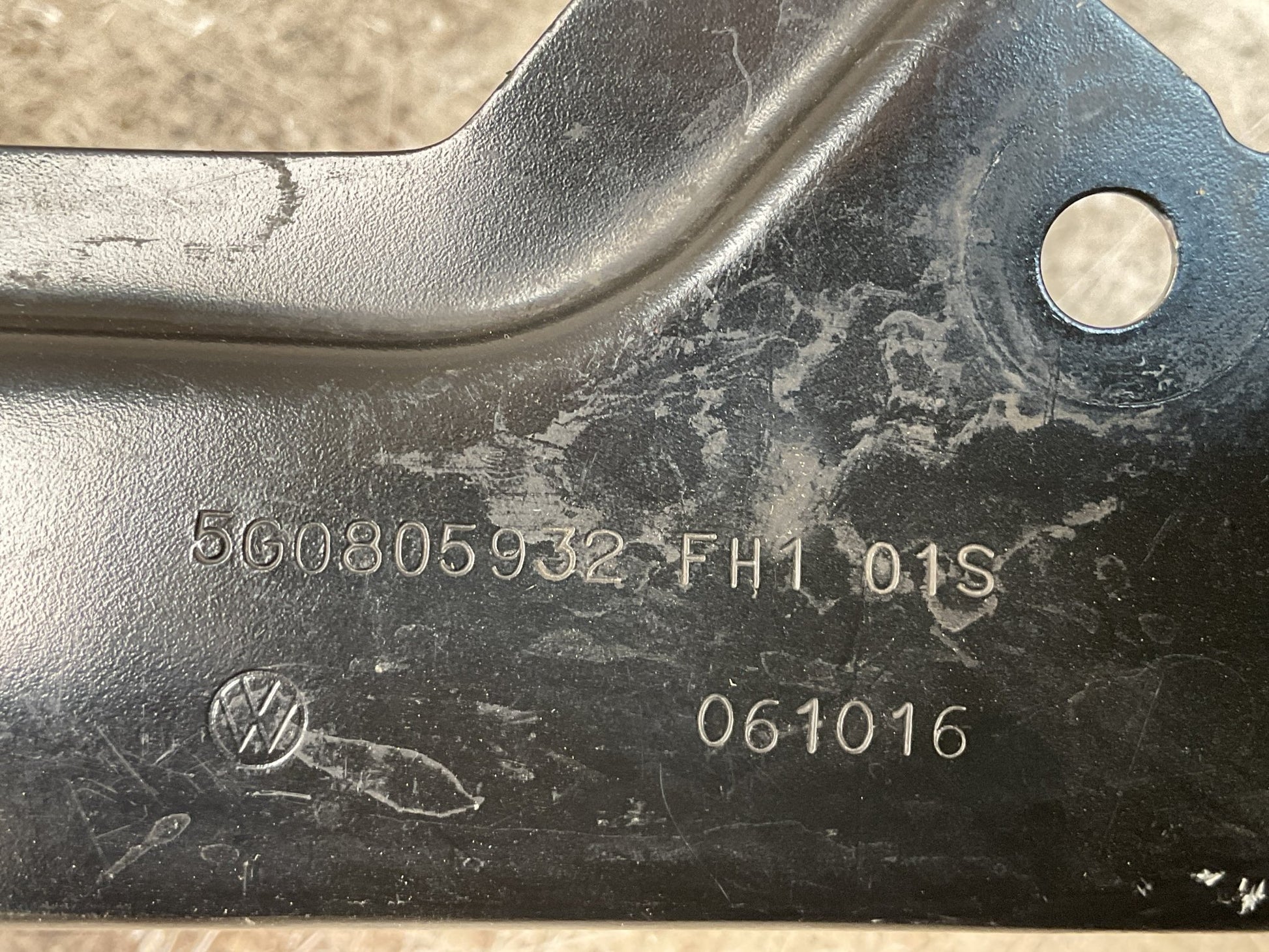 Soporte Faro dcho VW 5G0805932 - 5G0805932