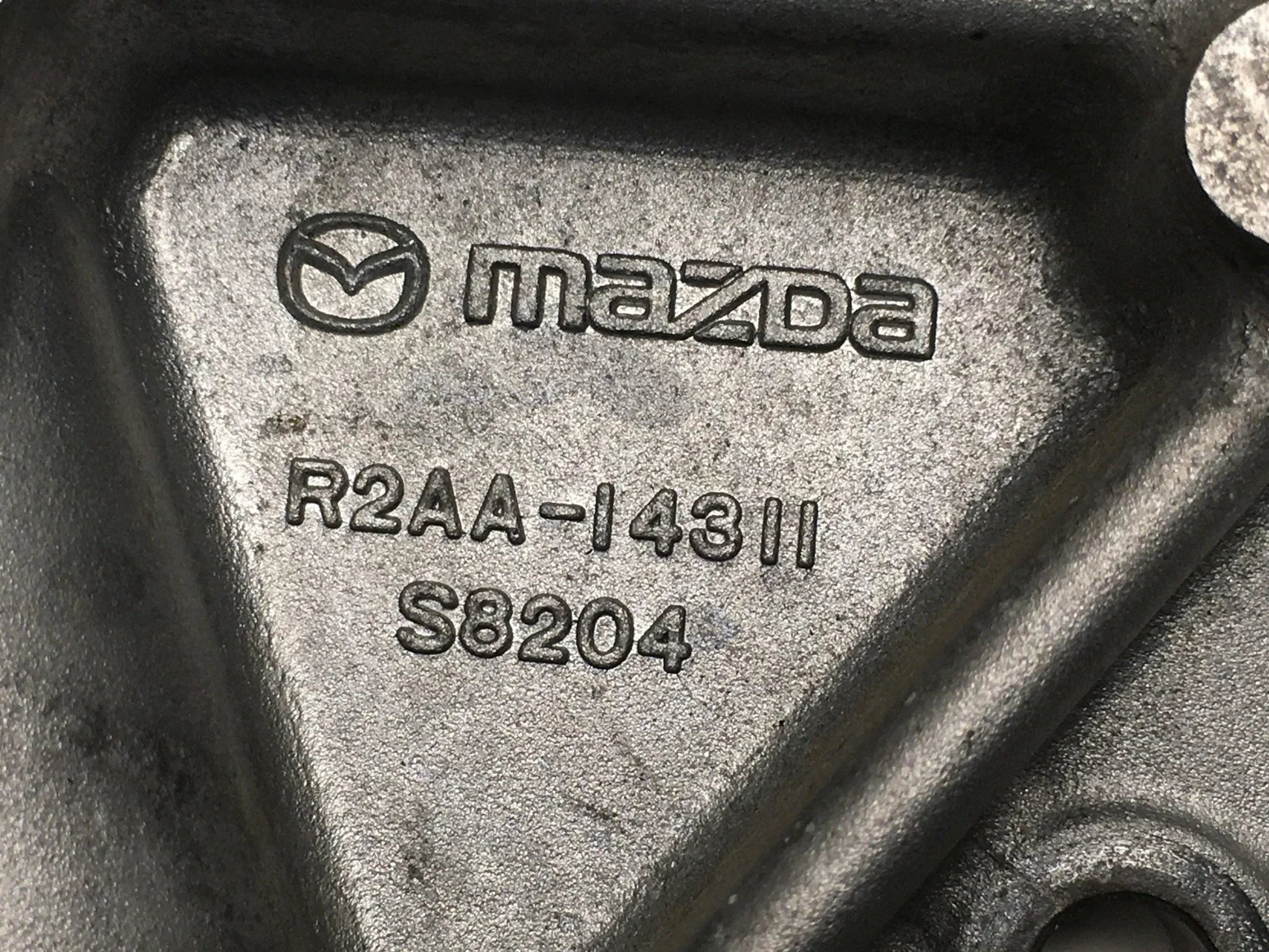 Soporte filtro aceite Mazda R2AA14311