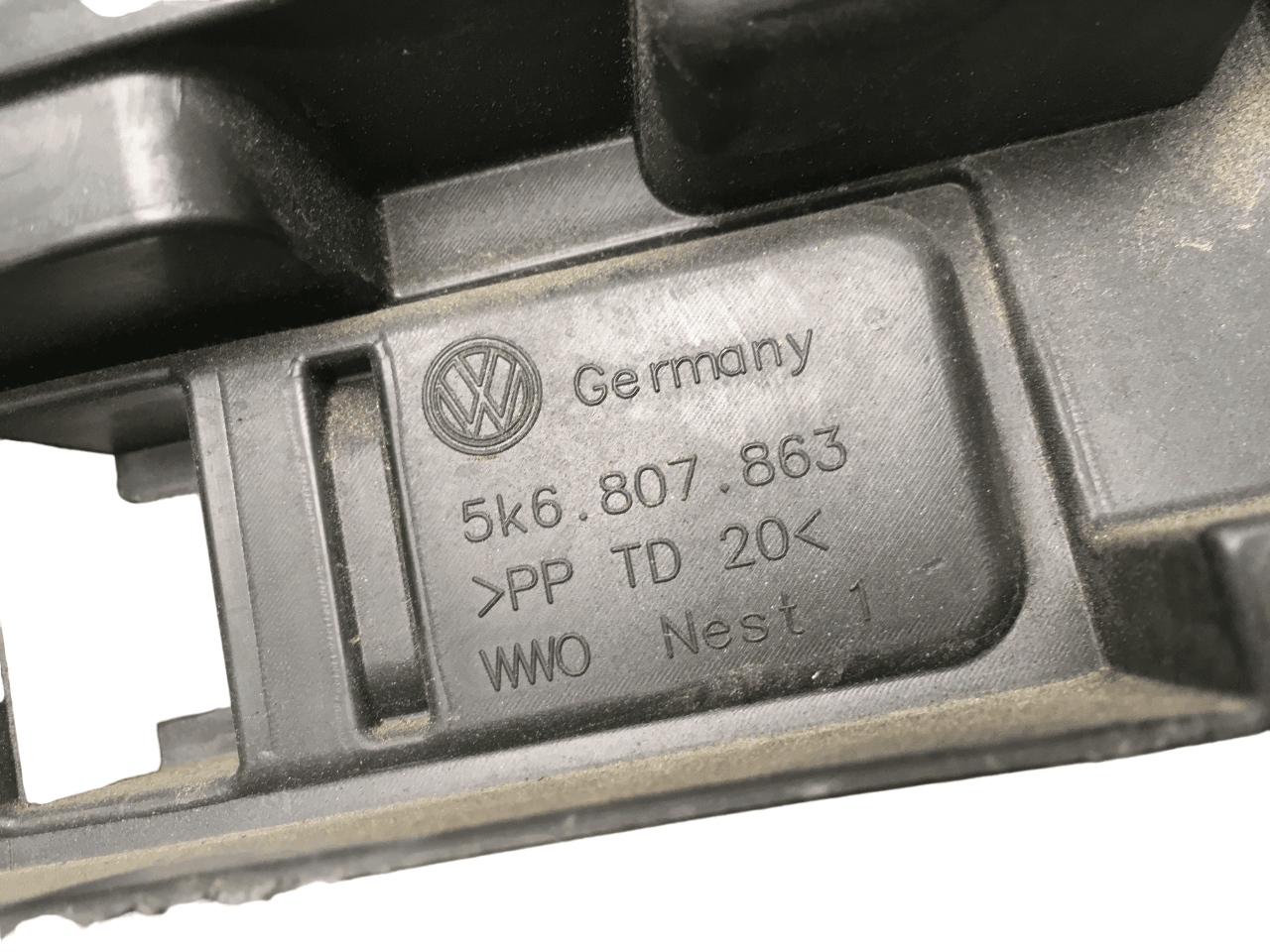 Soporte paragolpes central trasero VW Golf VI - 5K6807863