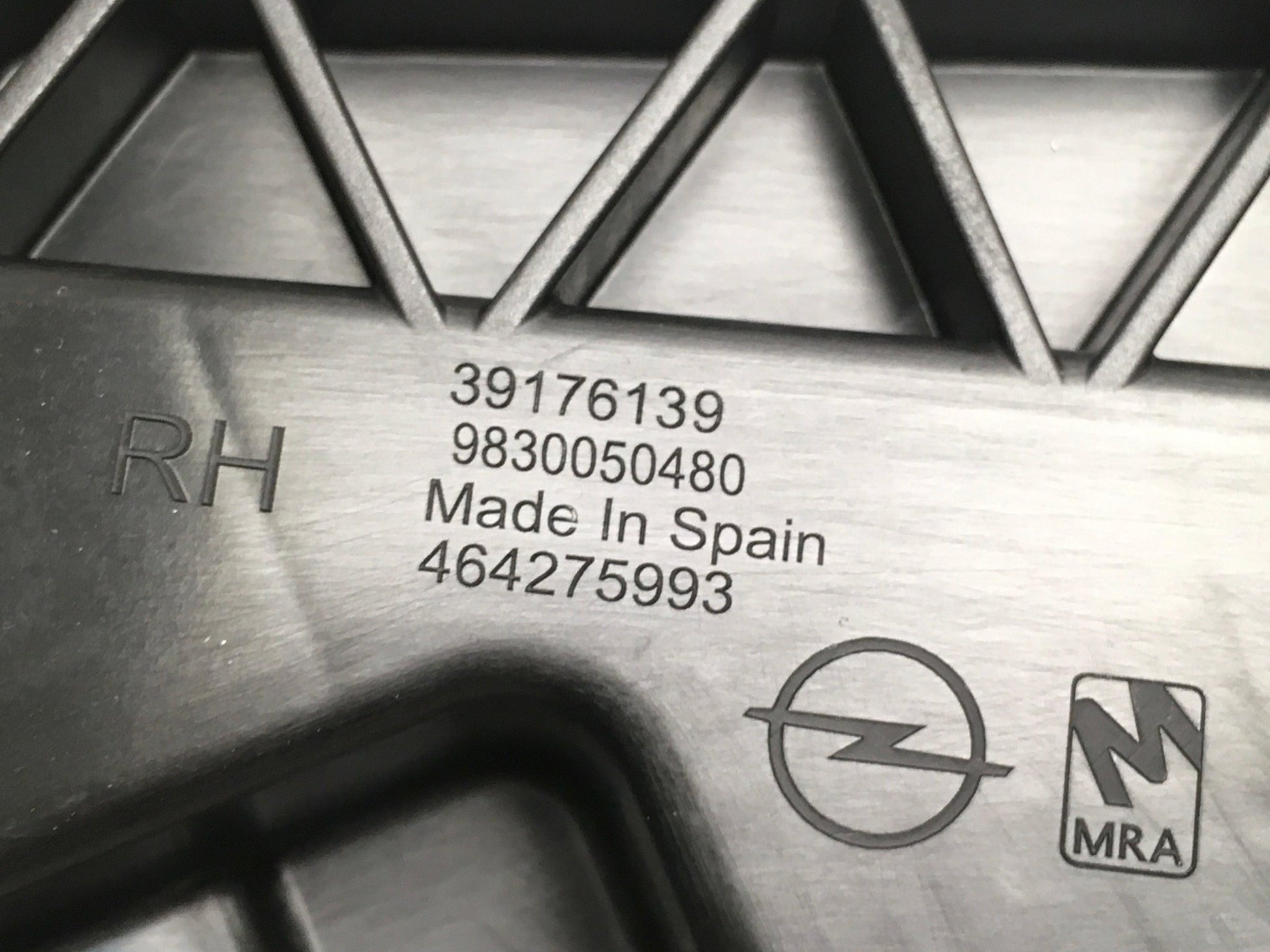 Soporte puerta del dcha Opel Corsa F - 9830050480