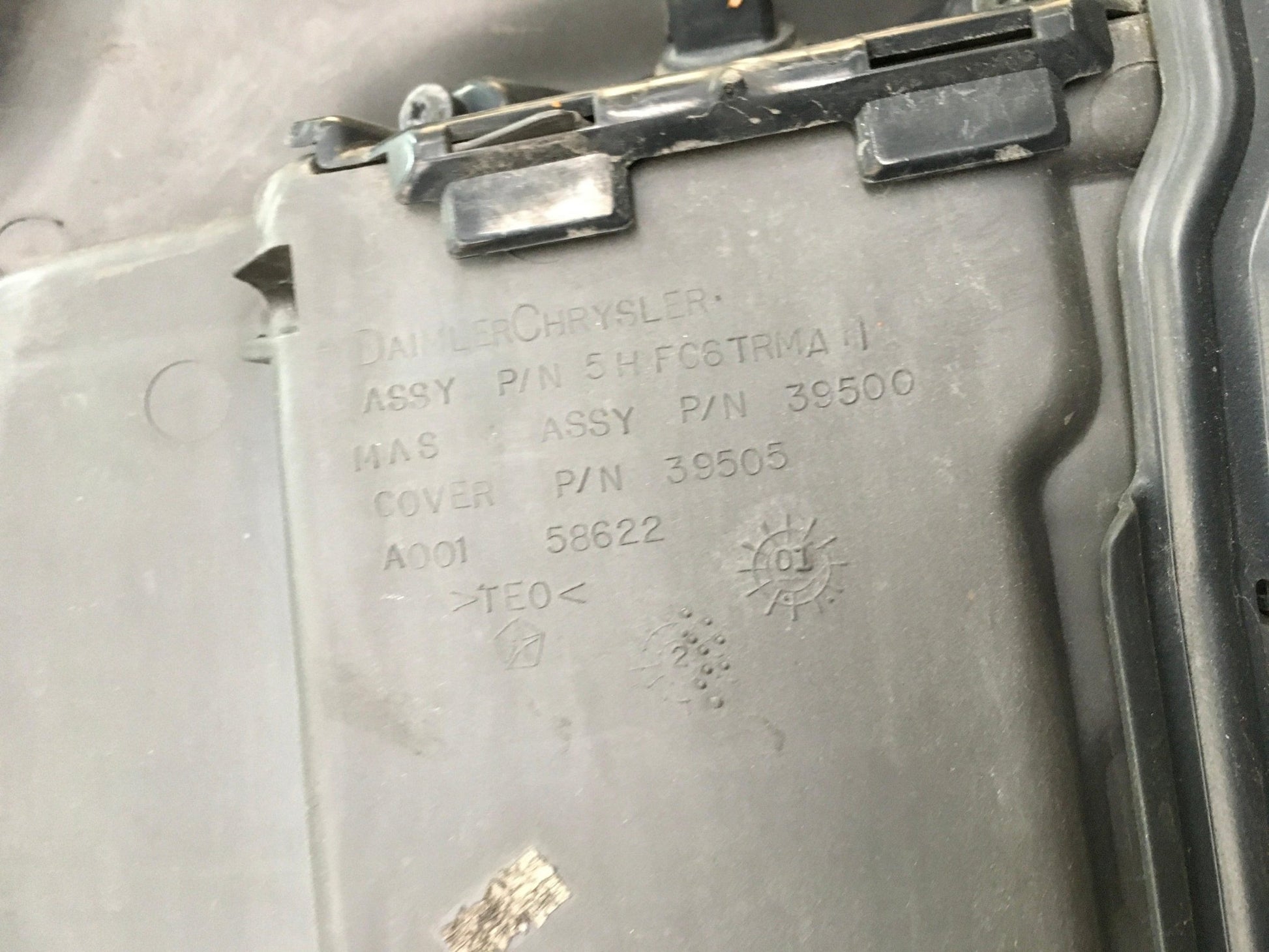 Soporte rueda repuesto Jeep Cherokee KJ - 5HF06TRMA