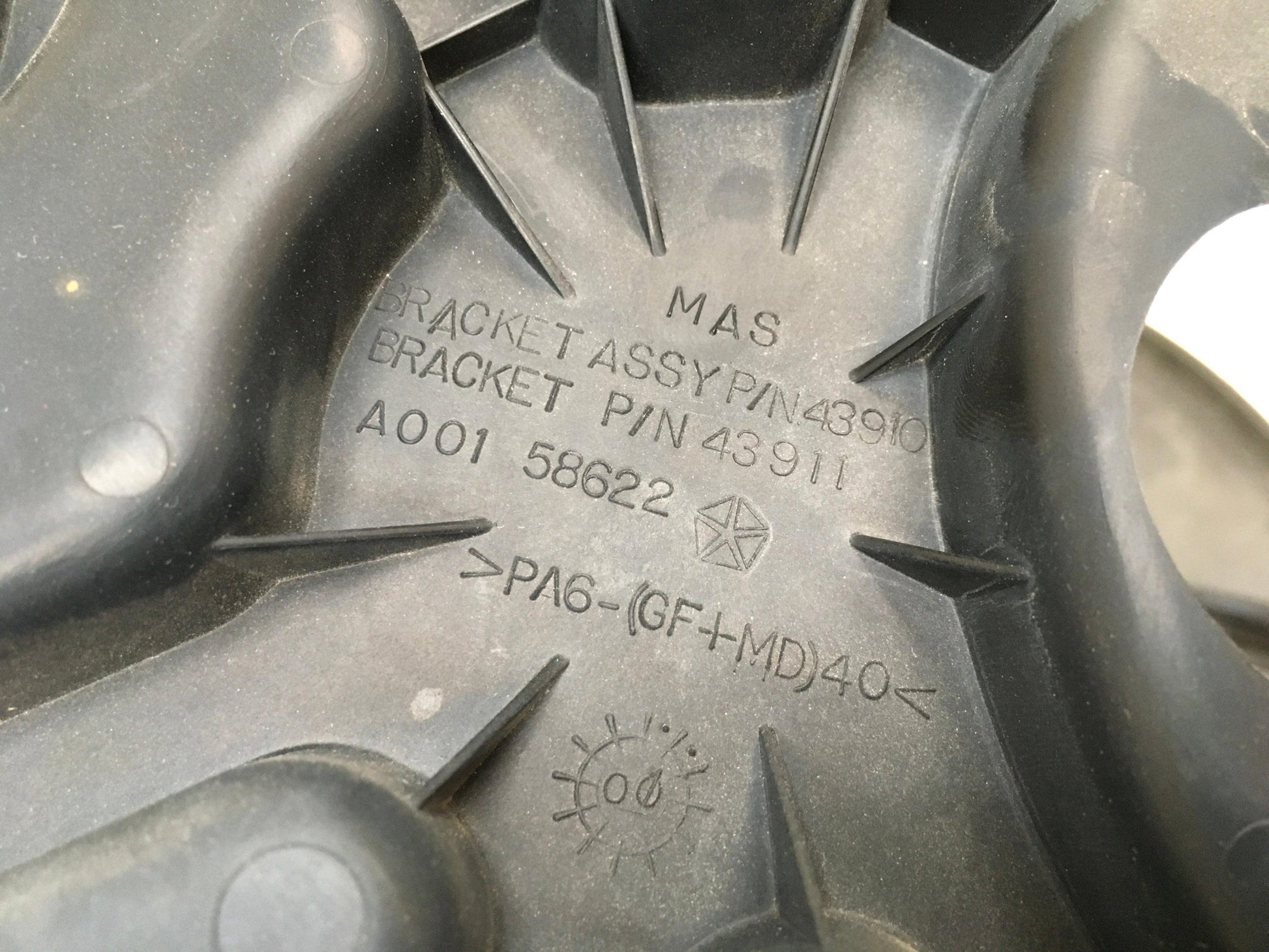 Soporte rueda repuesto Jeep Cherokee KJ - A00158622_