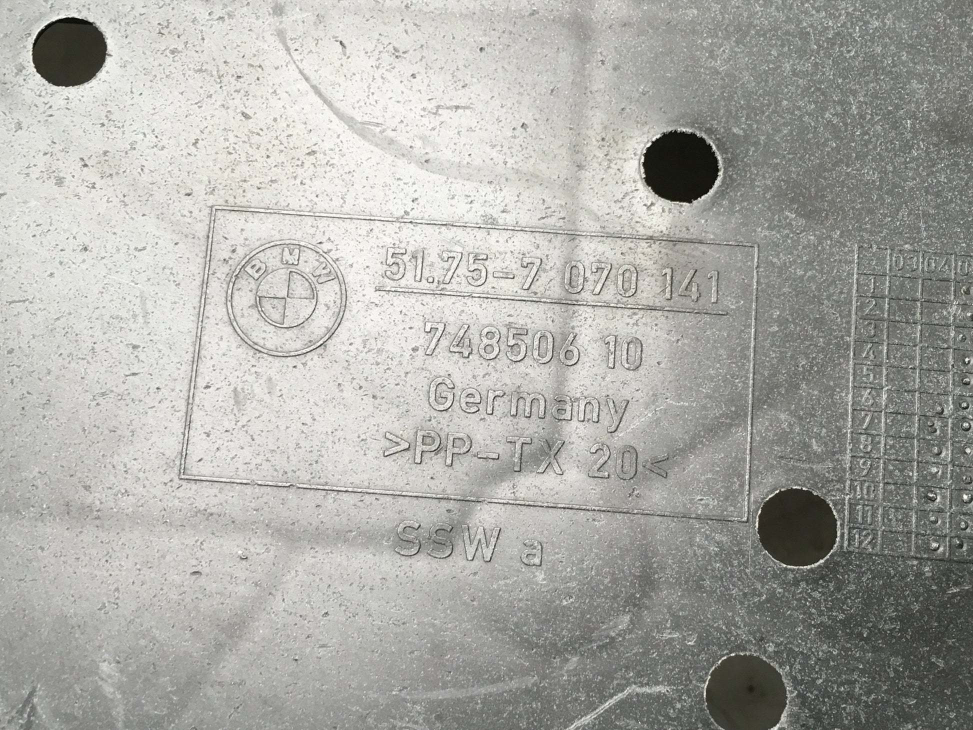 Tapa filtro carbono BMW E90 E91 - 51757070141