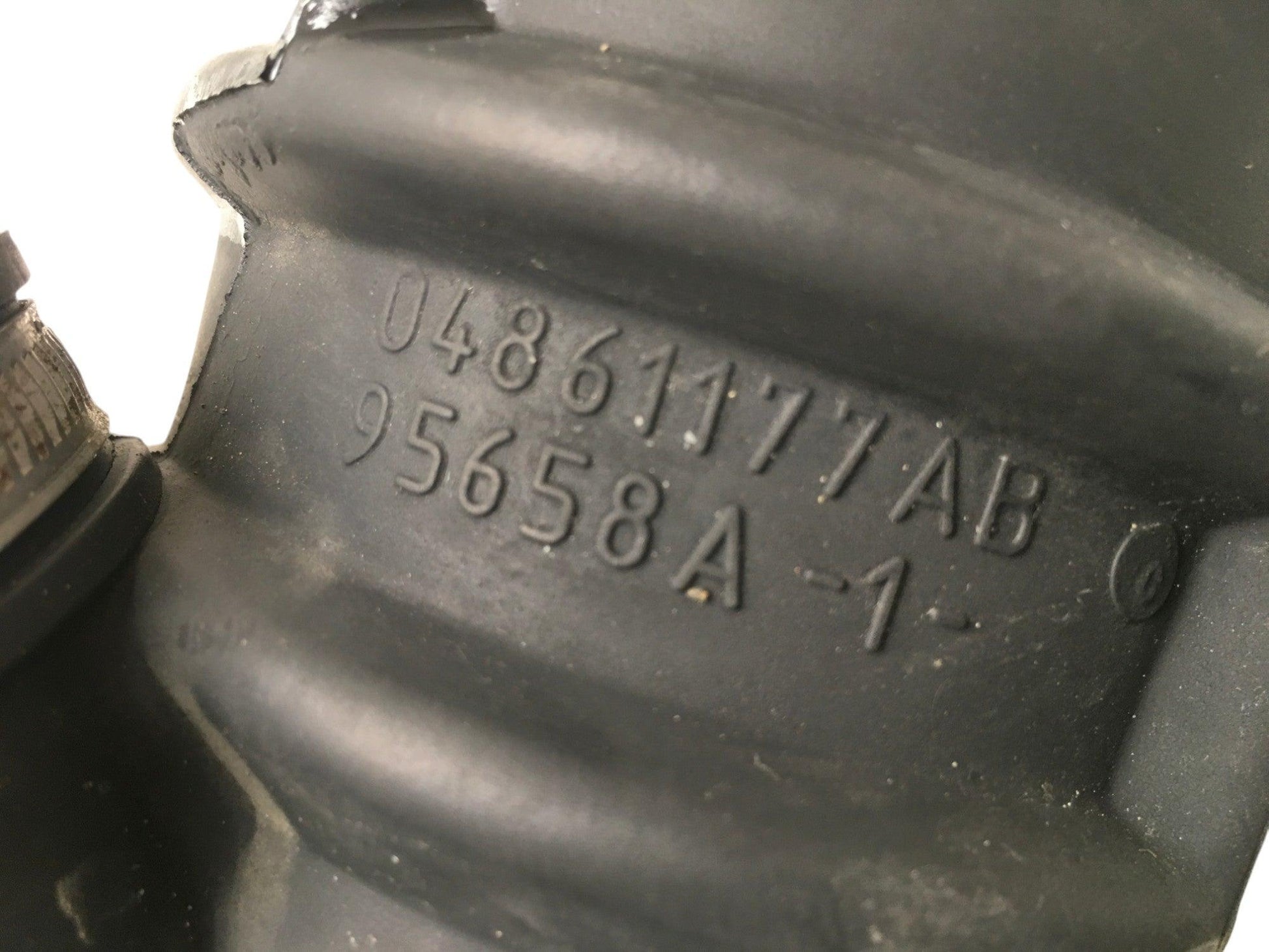 Tubo admision Chrysler Voyager III GS - 04861177AB