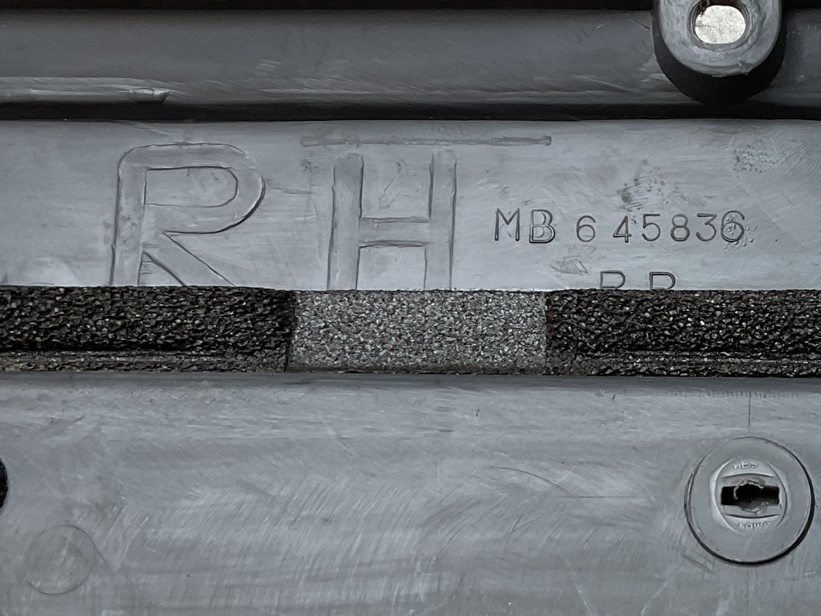 Umbral del dcho Mitsubishi Pajero 91 - 00 - MB645836