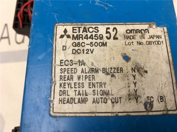 Caja fusibles Mitsubishi Montero III - MR445952