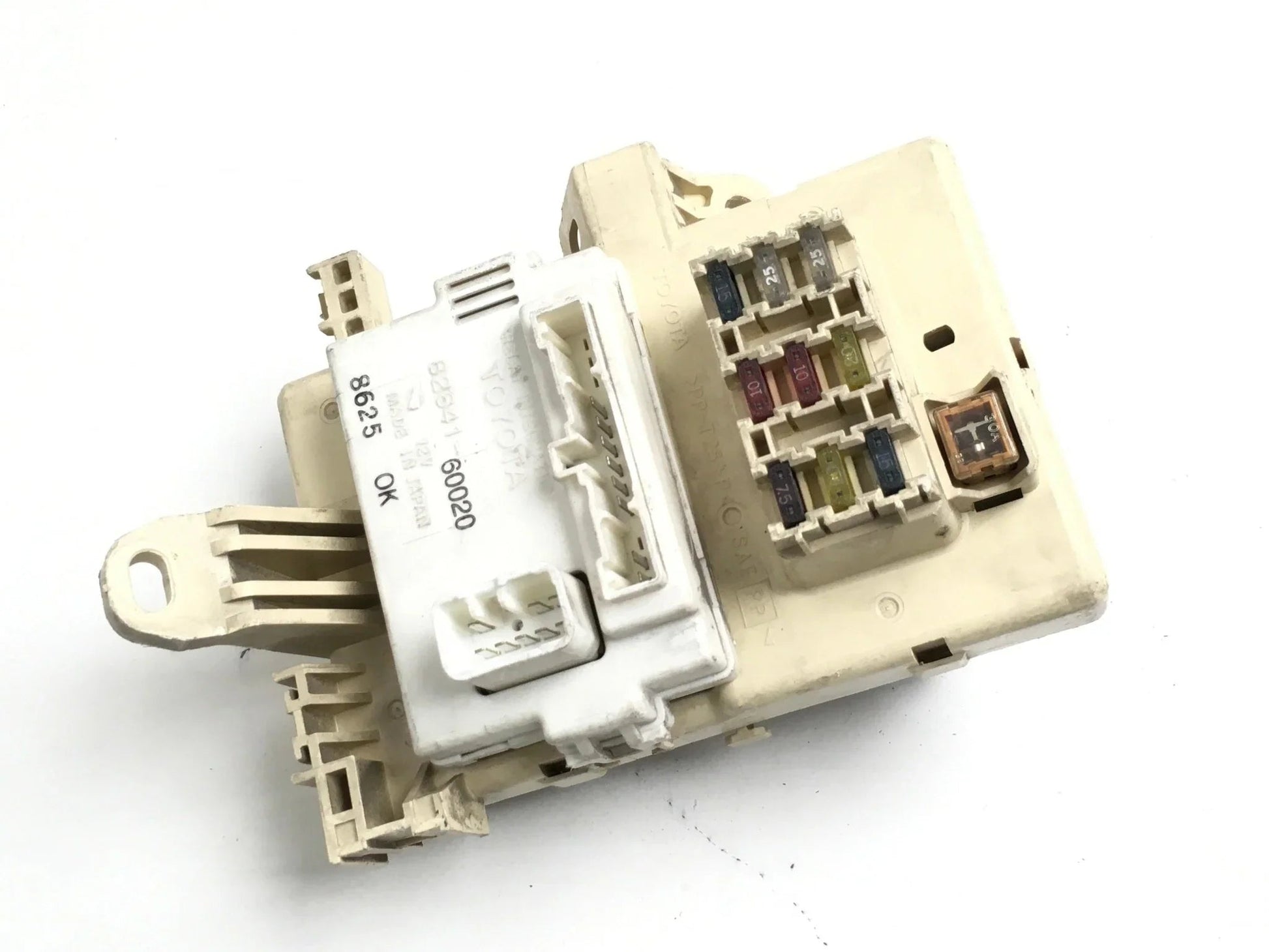 Caja fusibles Toyota J90 82641-60020