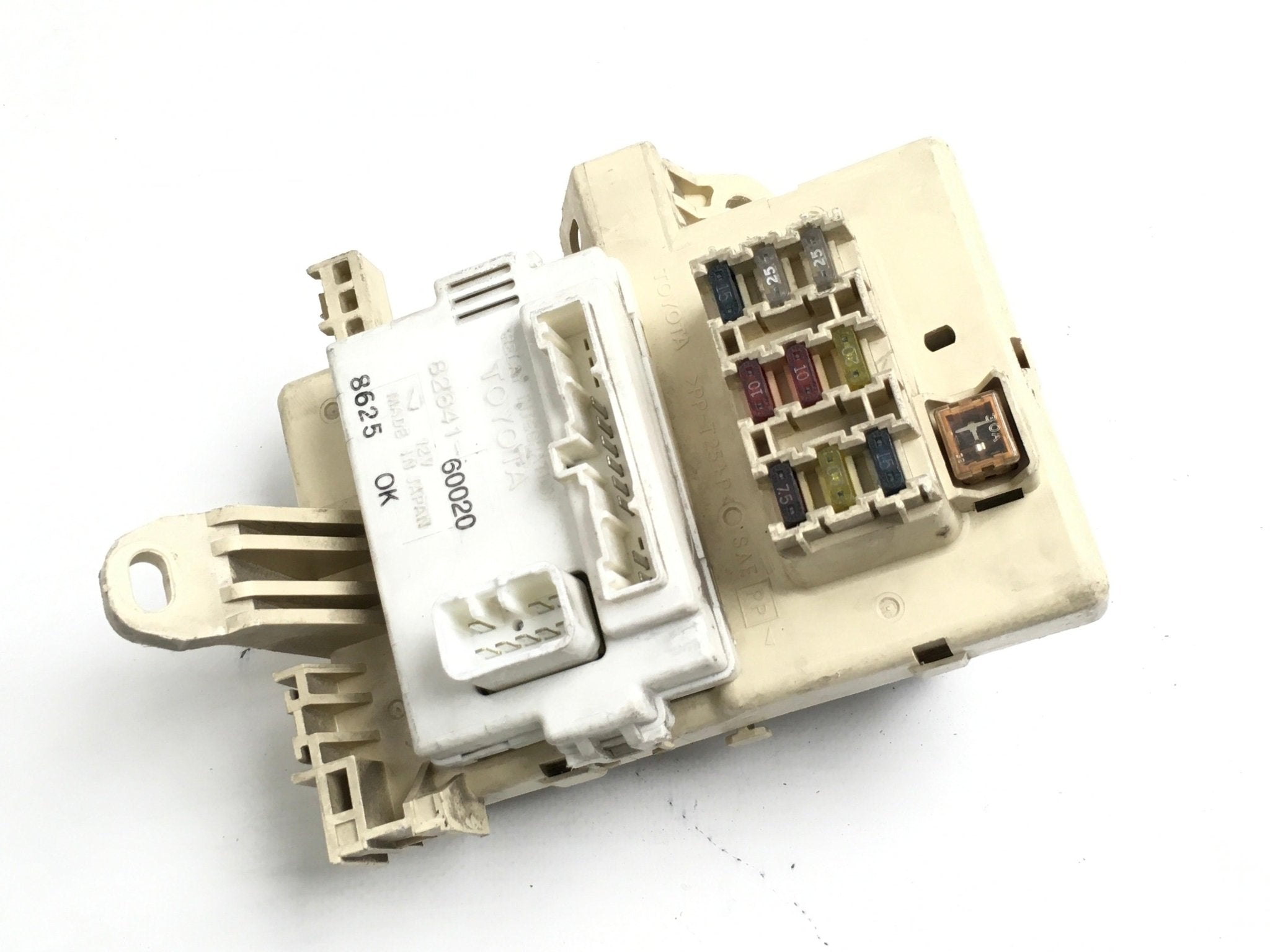 Caja fusibles Toyota J90 82641 - 60020 - 82641-60020